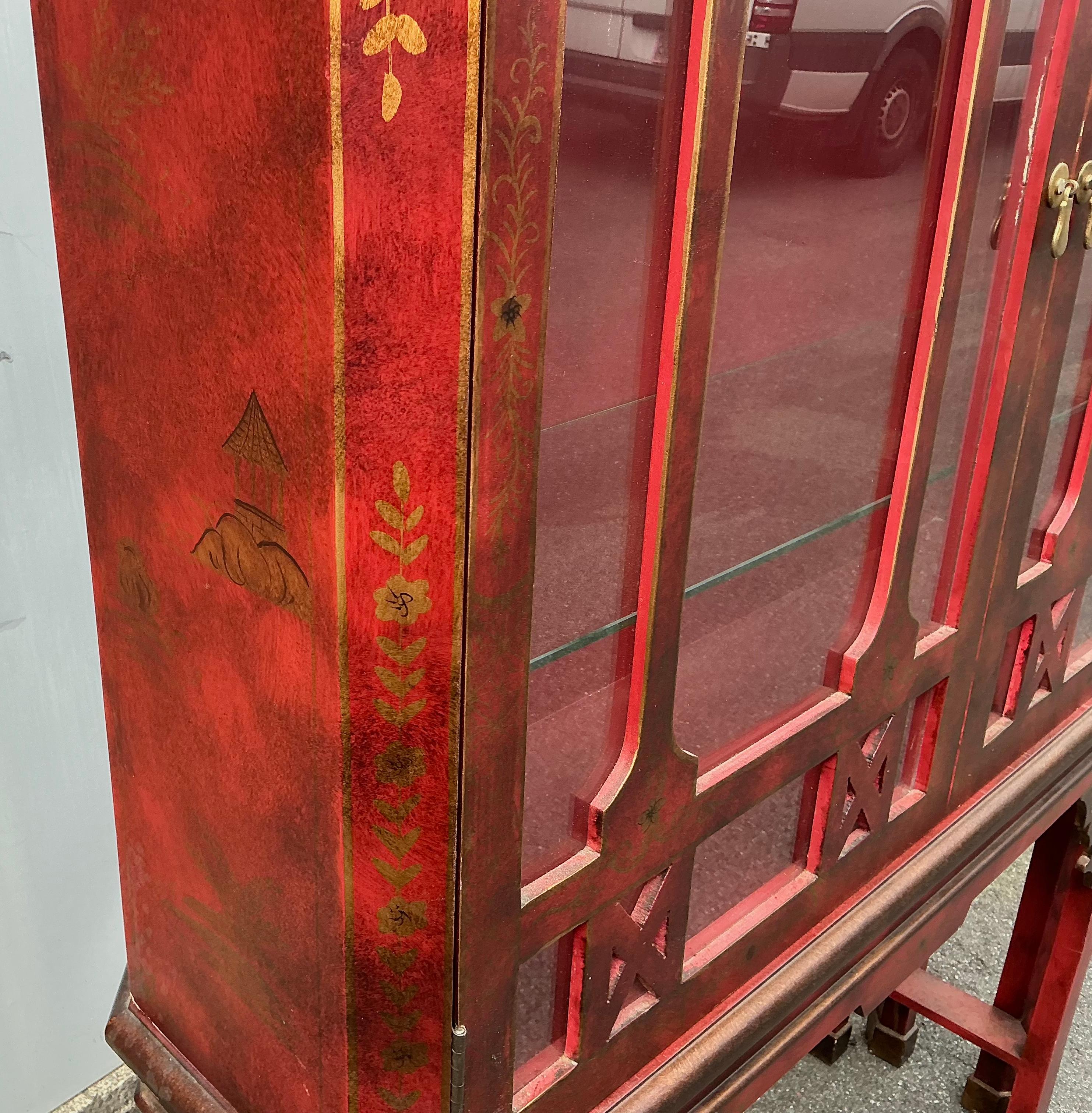 1980s Georgian Style Chinese Chippendale Red & Gilt Chinoiserie Display Cabinet In Good Condition For Sale In Kennesaw, GA