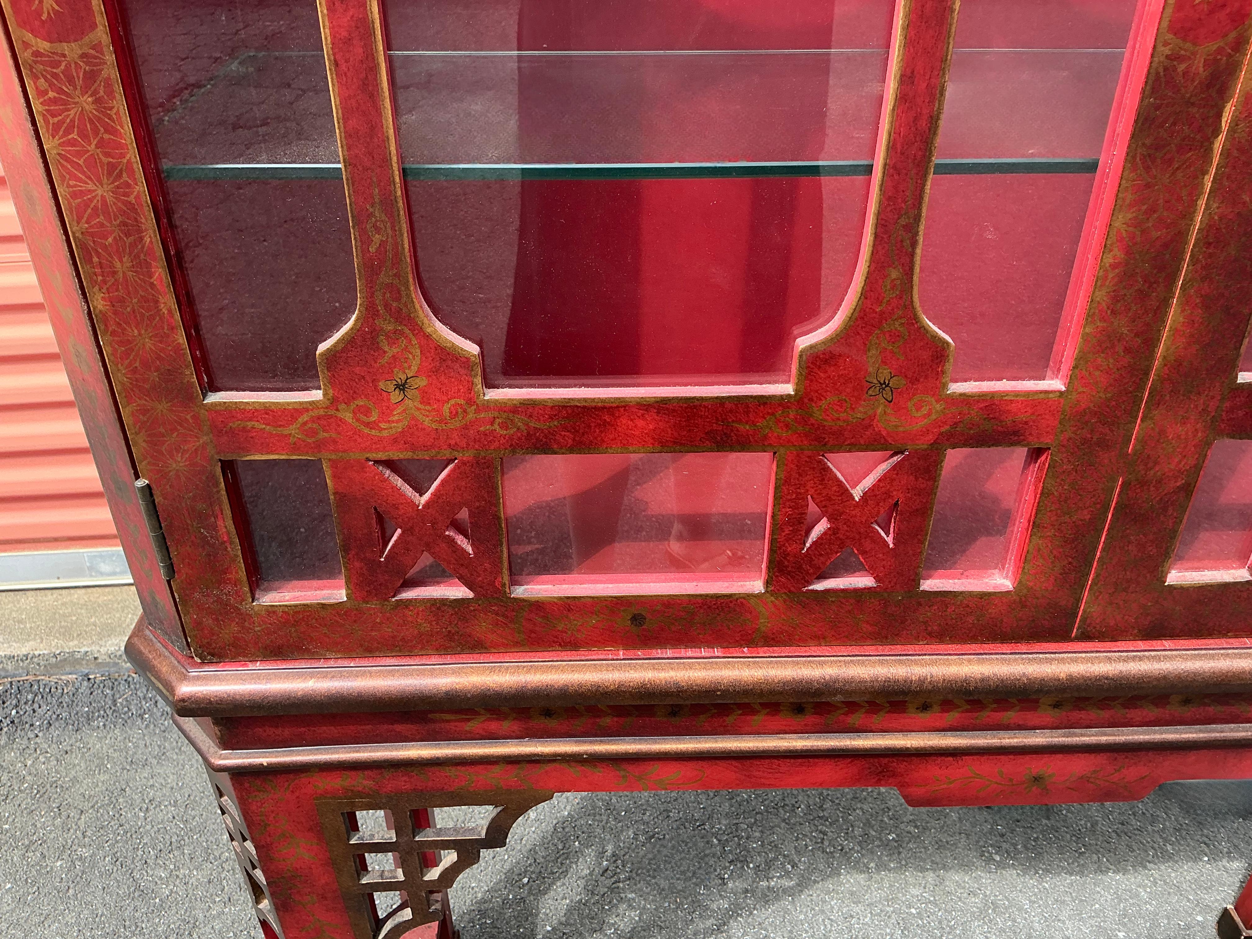 20th Century 1980s Georgian Style Chinese Chippendale Red & Gilt Chinoiserie Display Cabinet For Sale