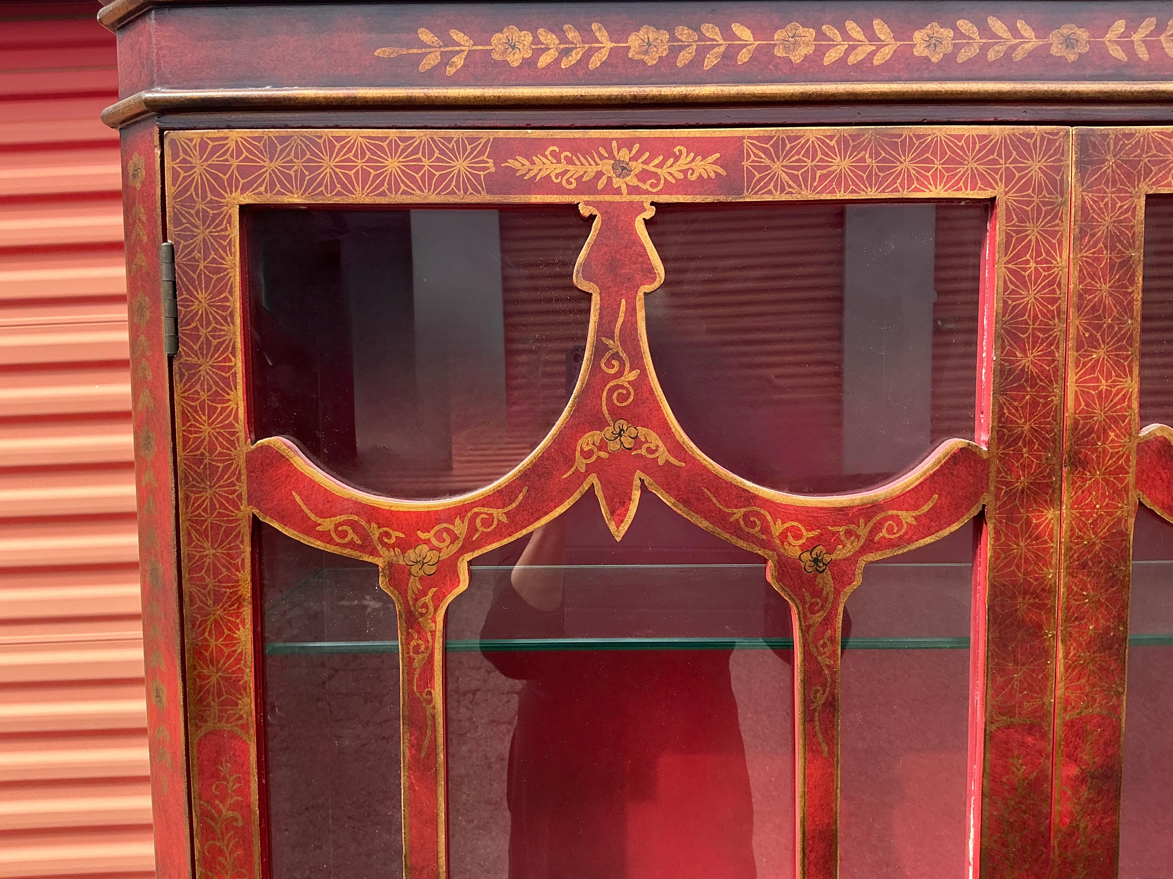 1980s Georgian Style Chinese Chippendale Red & Gilt Chinoiserie Display Cabinet For Sale 1