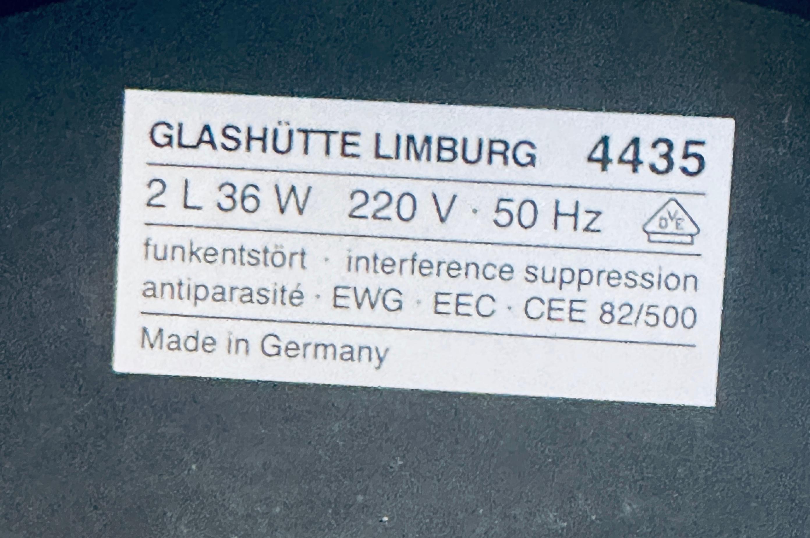 1980er Jahre Deutsche Glashütte Limburg Opak Weißglas & Messing Pendelleuchte Hängeleuchte im Angebot 11