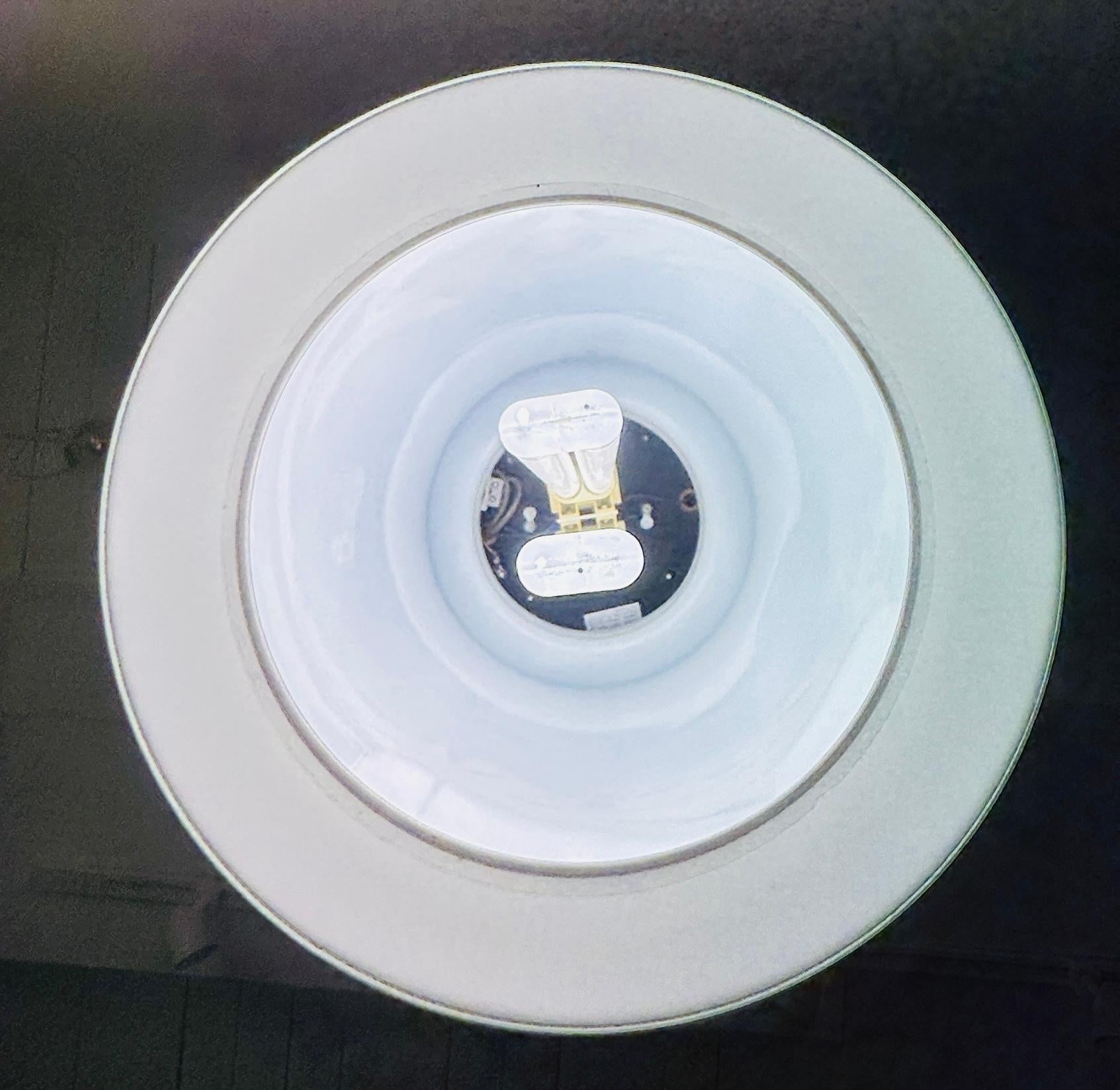 1980er Jahre Deutsche Glashütte Limburg Opak Weißglas & Messing Pendelleuchte Hängeleuchte im Angebot 2