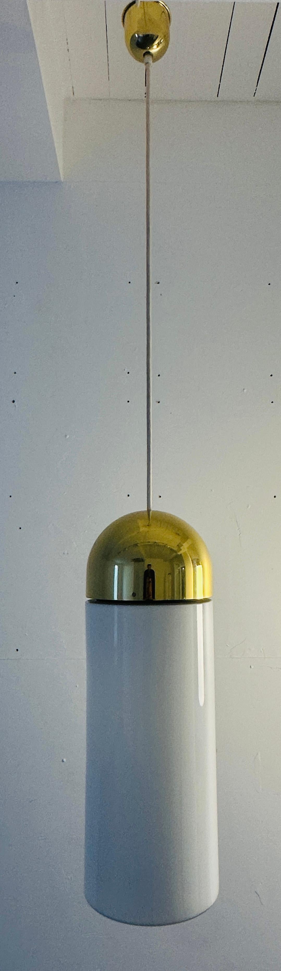 1980er Jahre Deutsche Glashütte Limburg Opak Weißglas & Messing Pendelleuchte Hängeleuchte im Angebot 3