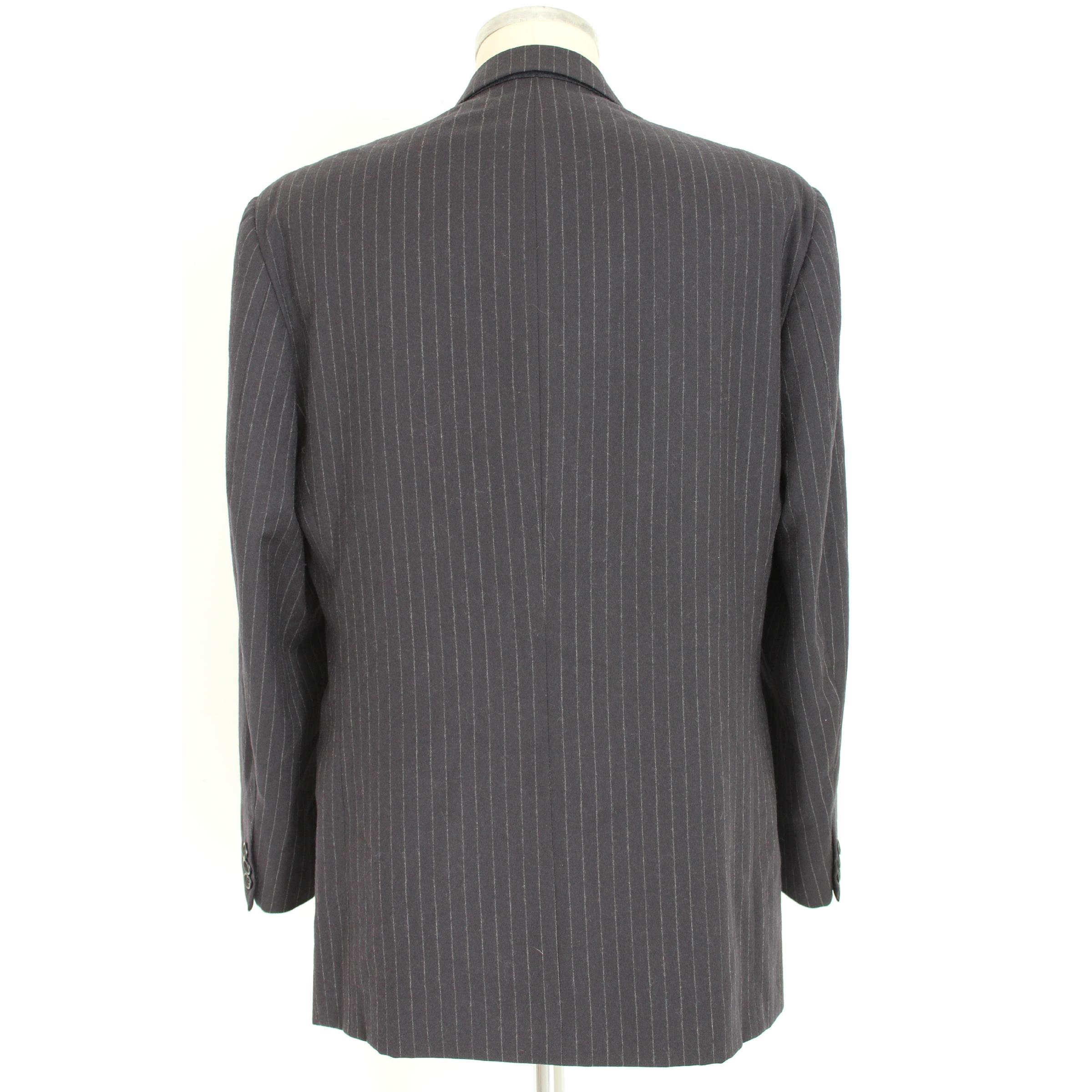 Gianfranco Ferre Studio men's vintage jacket. Double-breasted, pinstriped gray blue, 100% wool. 80s. Made in Italy. Excellent vintage conditions.

Size: 52 It 42 Us 42 Uk

Shoulder: 52 cm
Bust / Chest: 58 cm
Sleeve: 62 cm
Length: 87 cm