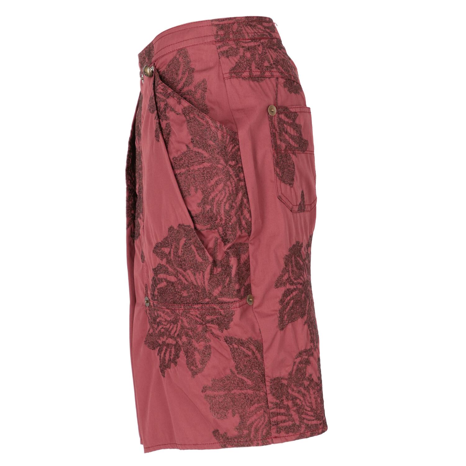 Studio 0001 By Ferré burgundy cotton skirt with tone-on-tone embroidery. Amphora model with high waist and front cannon pleat. Back closure with zip and hook.
Years: 80s

Made in Italy

Size: 44 IT

Flat measurements

Height: 55 cm
Waist: 37 cm 