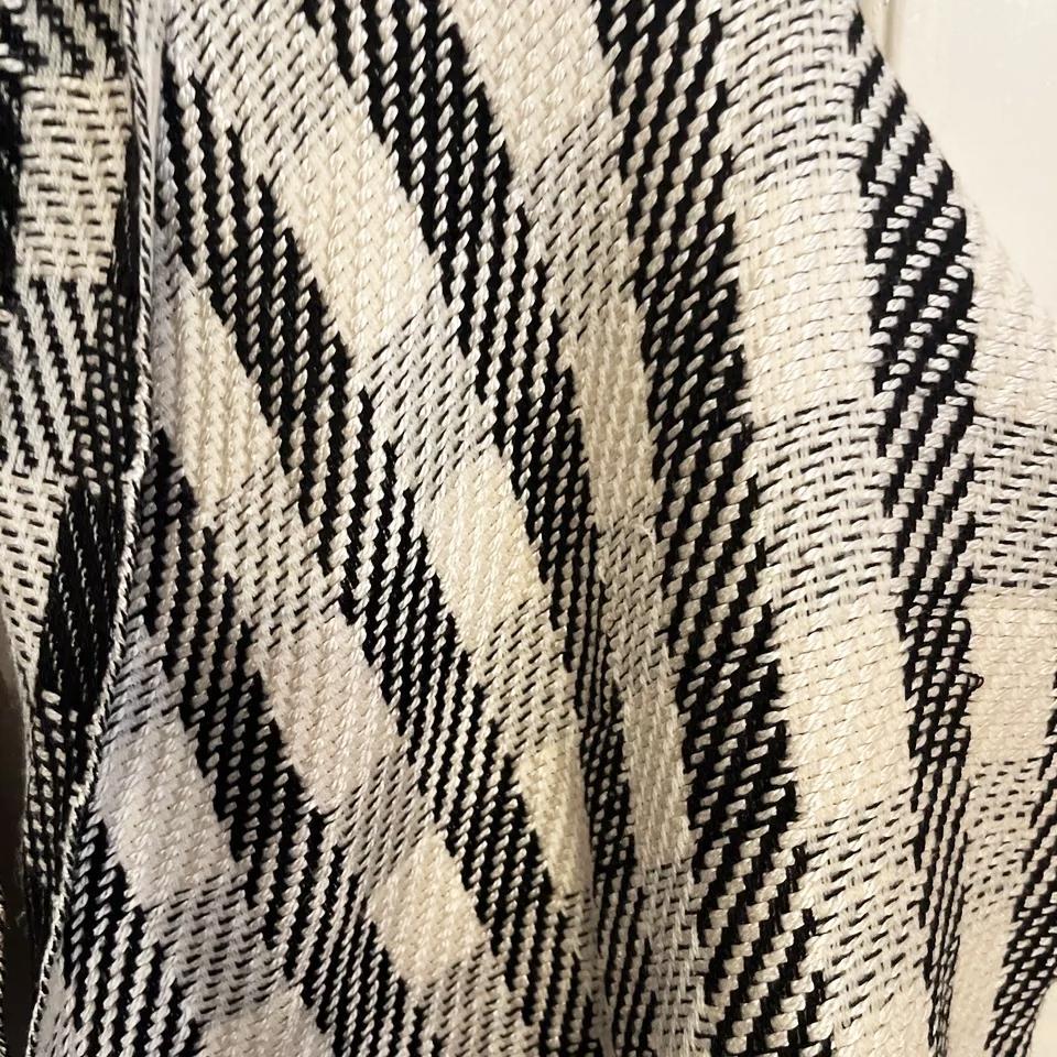 1980s Gianfranco Ferre Houndstooth Wool Shawl Scarf In Good Condition For Sale In London, GB