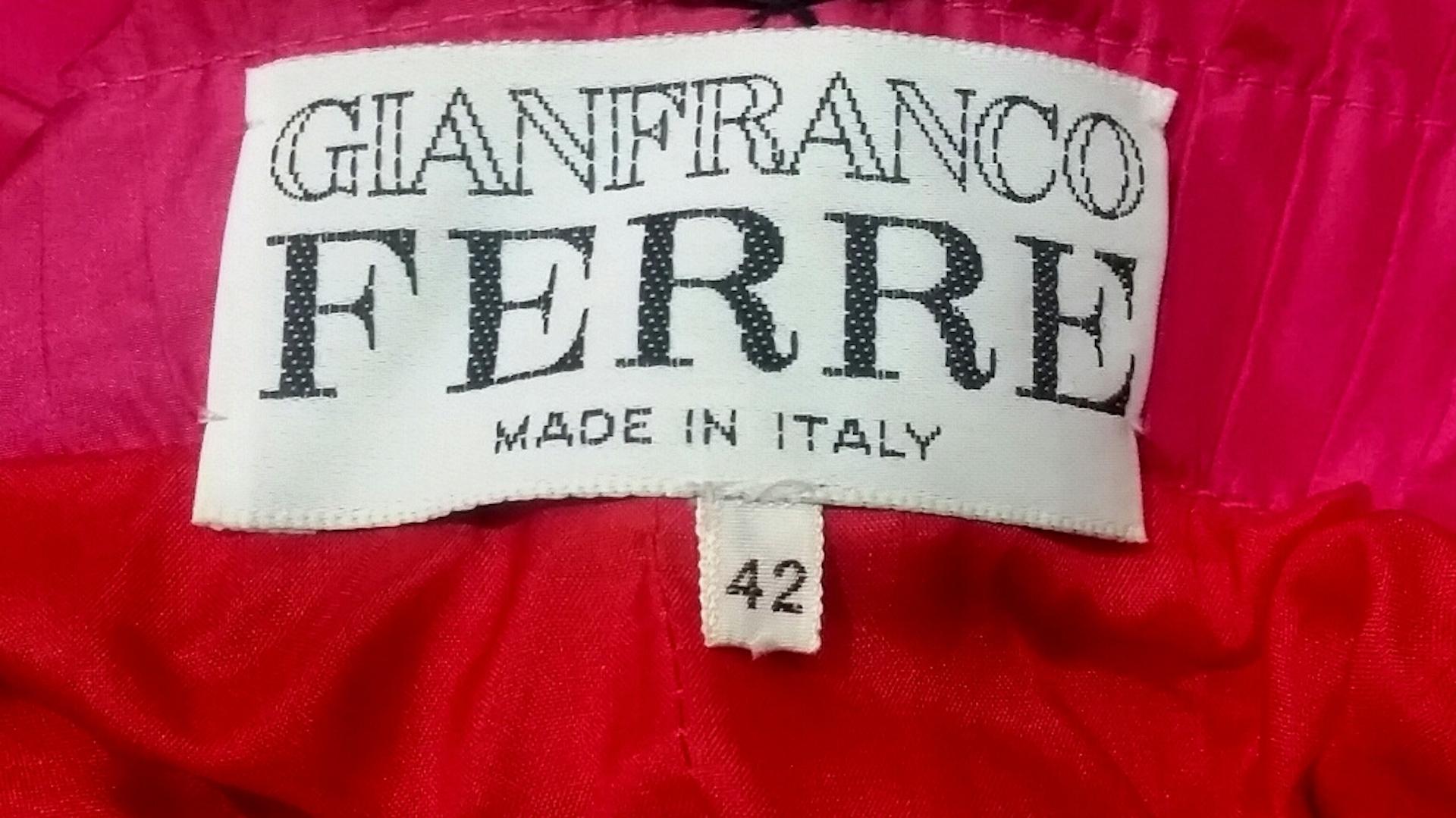 1980er Gianfranco Ferre Rotes Cocktailkleid mit rosa Fächer-Detail im Angebot 1