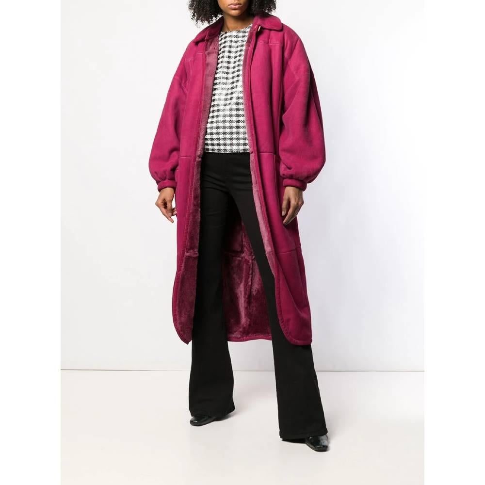 Gianfranco Ferrè fuchsia sheepskin oversized coat. Classic collar, button and waist belt. Drop shoulders, long sleeves and tight cuffs.

Years: 80s

Made in Italy

Size: L

Flat measurements

Height: 128 cm
Bust: 60 cm