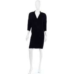 Gianfranco Ferre - Robe en crêpe noir vintage avec dos en V bas et boucle dorée, années 1980