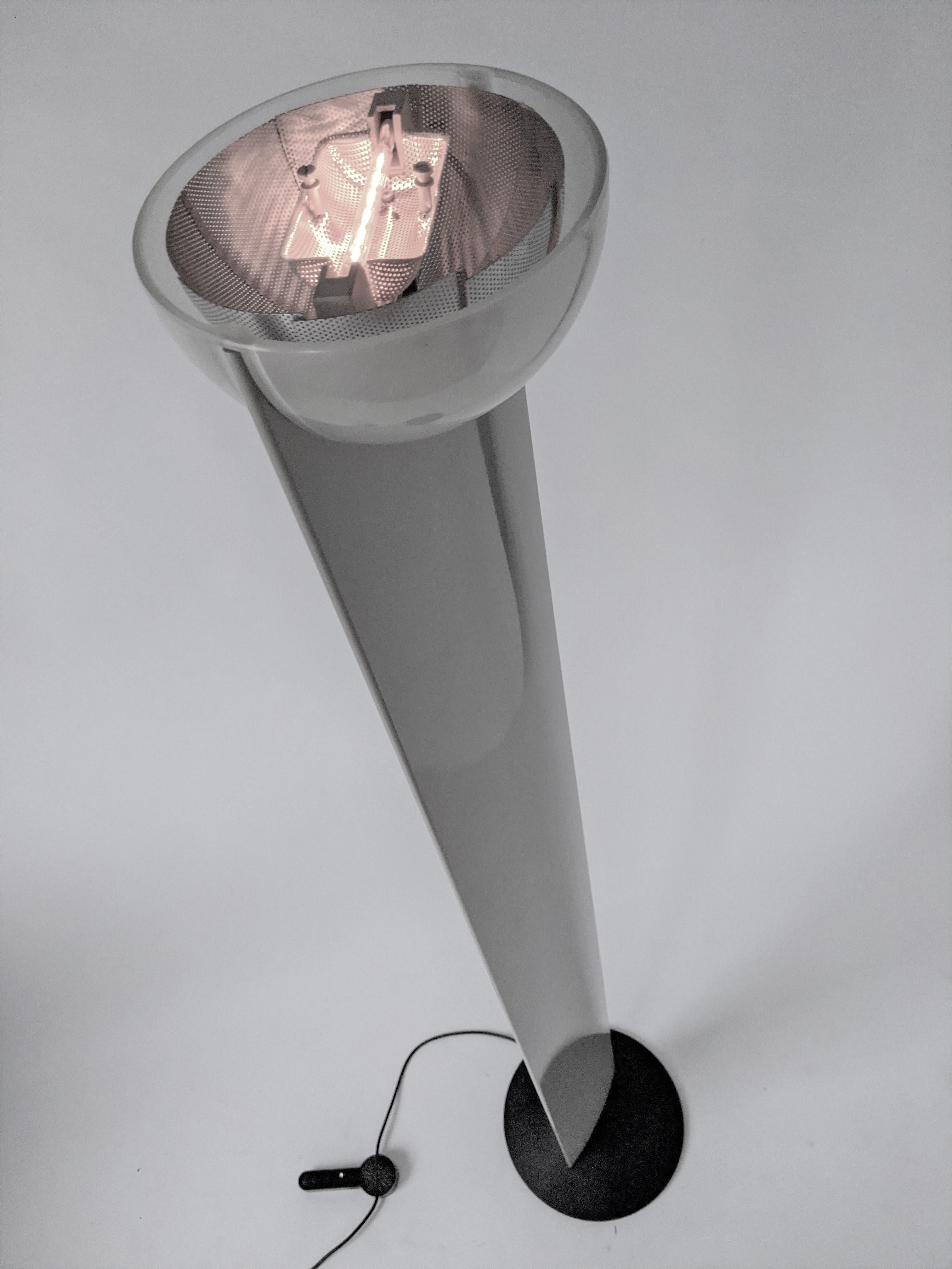 Grand lampadaire halogène avec grille métallique percée réglable à l'intérieur de l'abat-jour en verre pour atténuer la lumière sur les côtés. 

Un gradateur à pied d'origine très précis pour régler l'ambiance appropriée.

Construction solide et