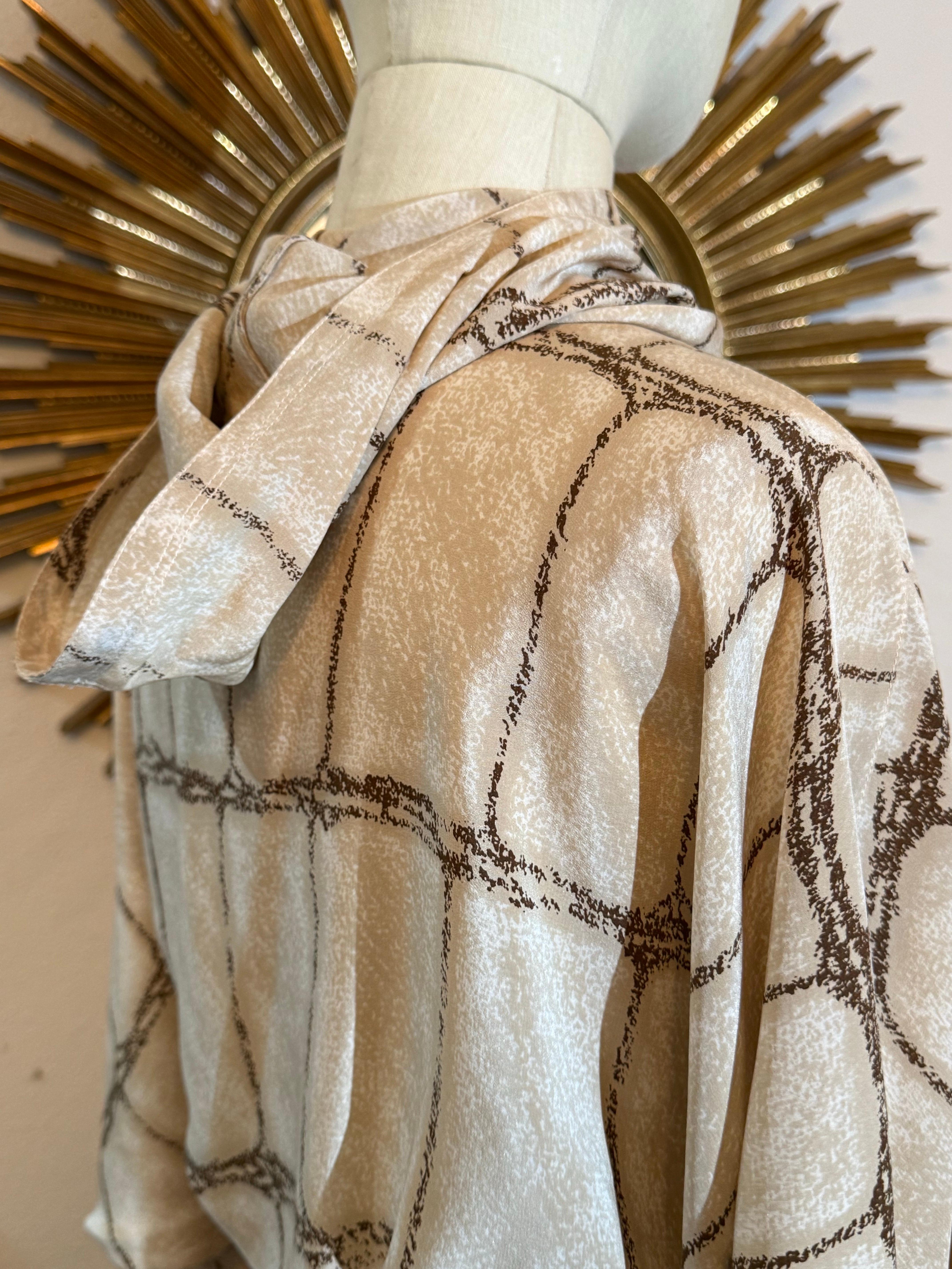 Blusa dolman de seda con estampado de cocodrilo Gianni Versace, años 80, y falda pareo de gabardina marrón en venta 5