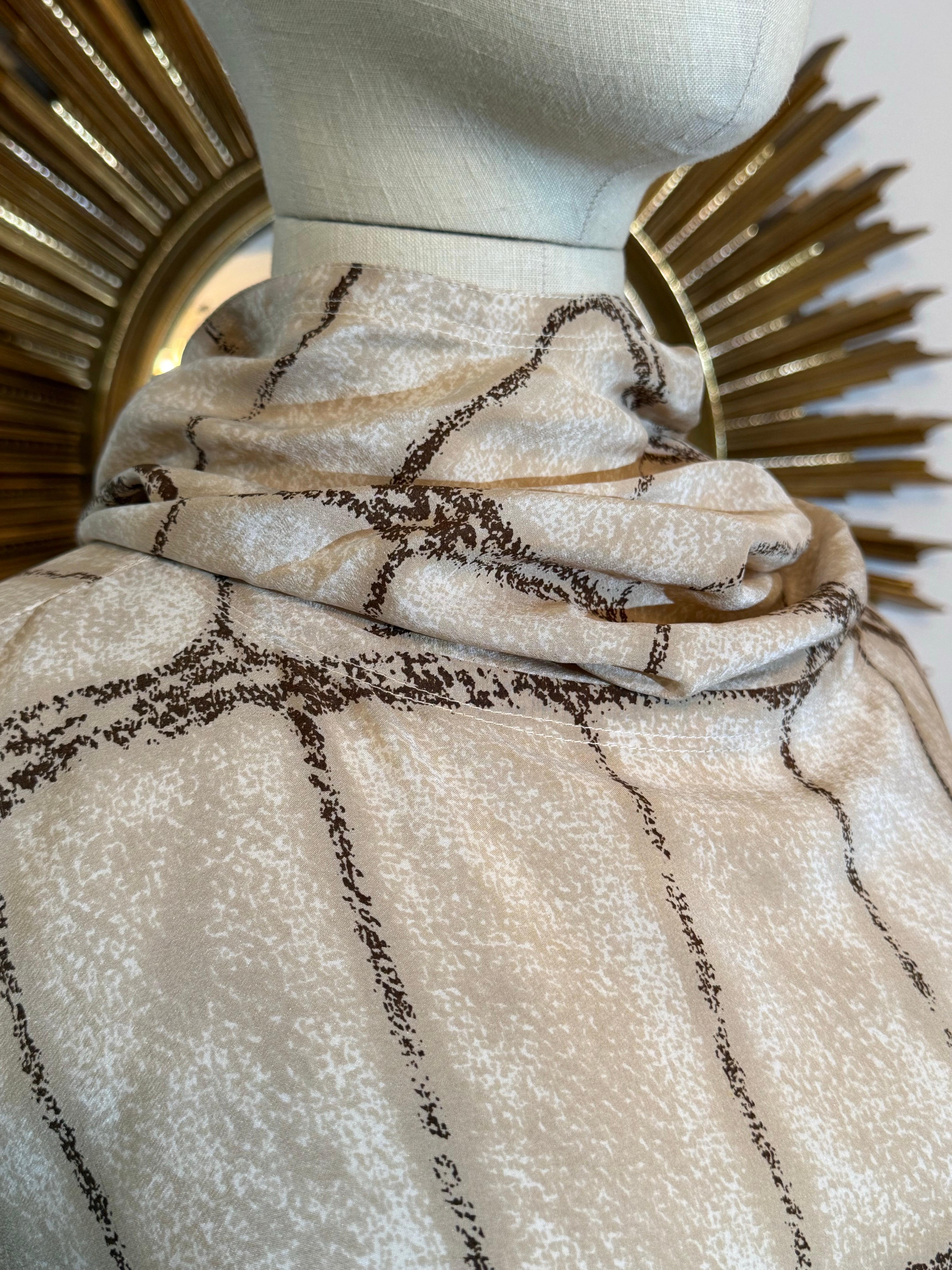 Blusa dolman de seda con estampado de cocodrilo Gianni Versace, años 80, y falda pareo de gabardina marrón en venta 6