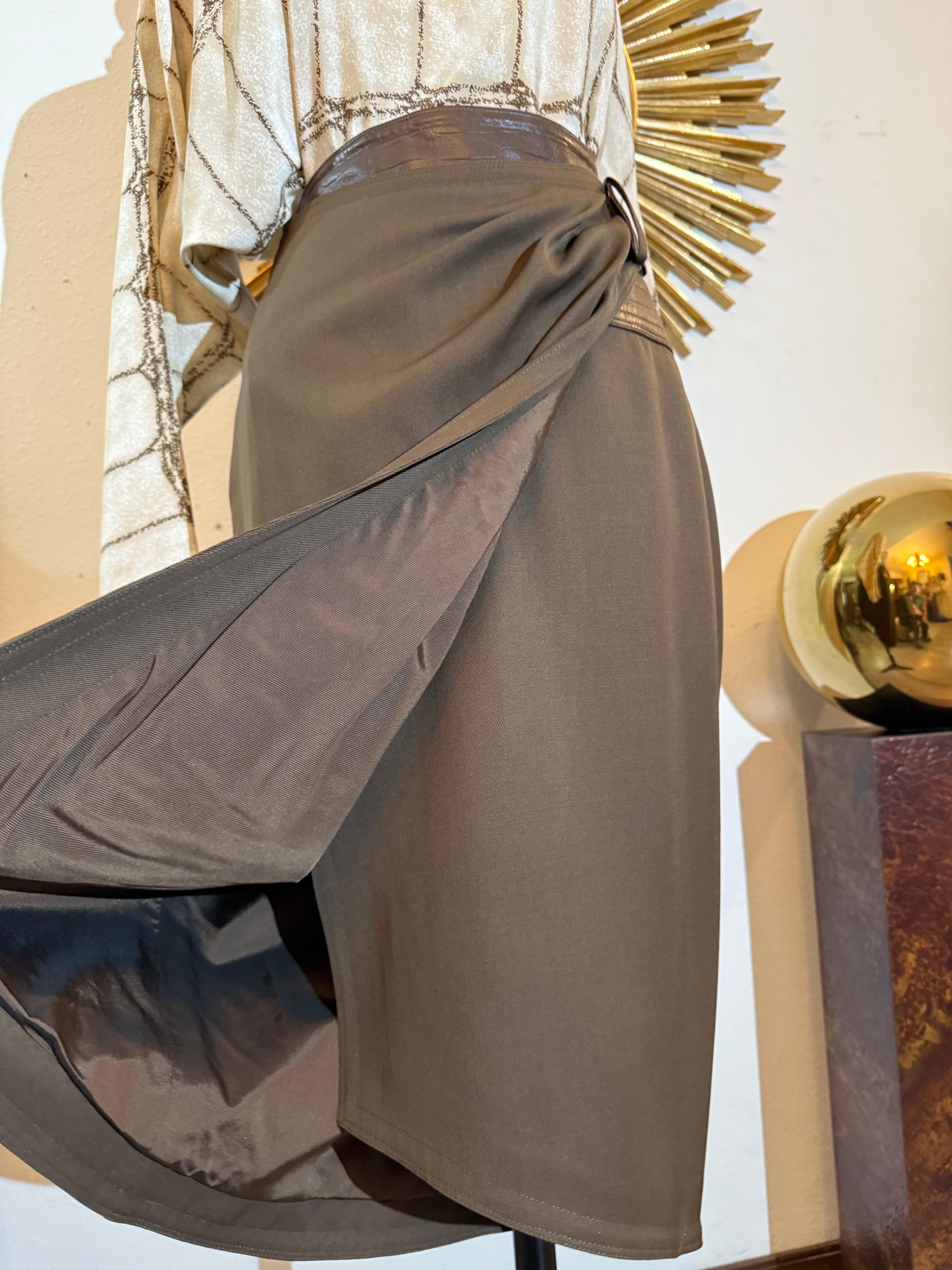 Blusa dolman de seda con estampado de cocodrilo Gianni Versace, años 80, y falda pareo de gabardina marrón en venta 7