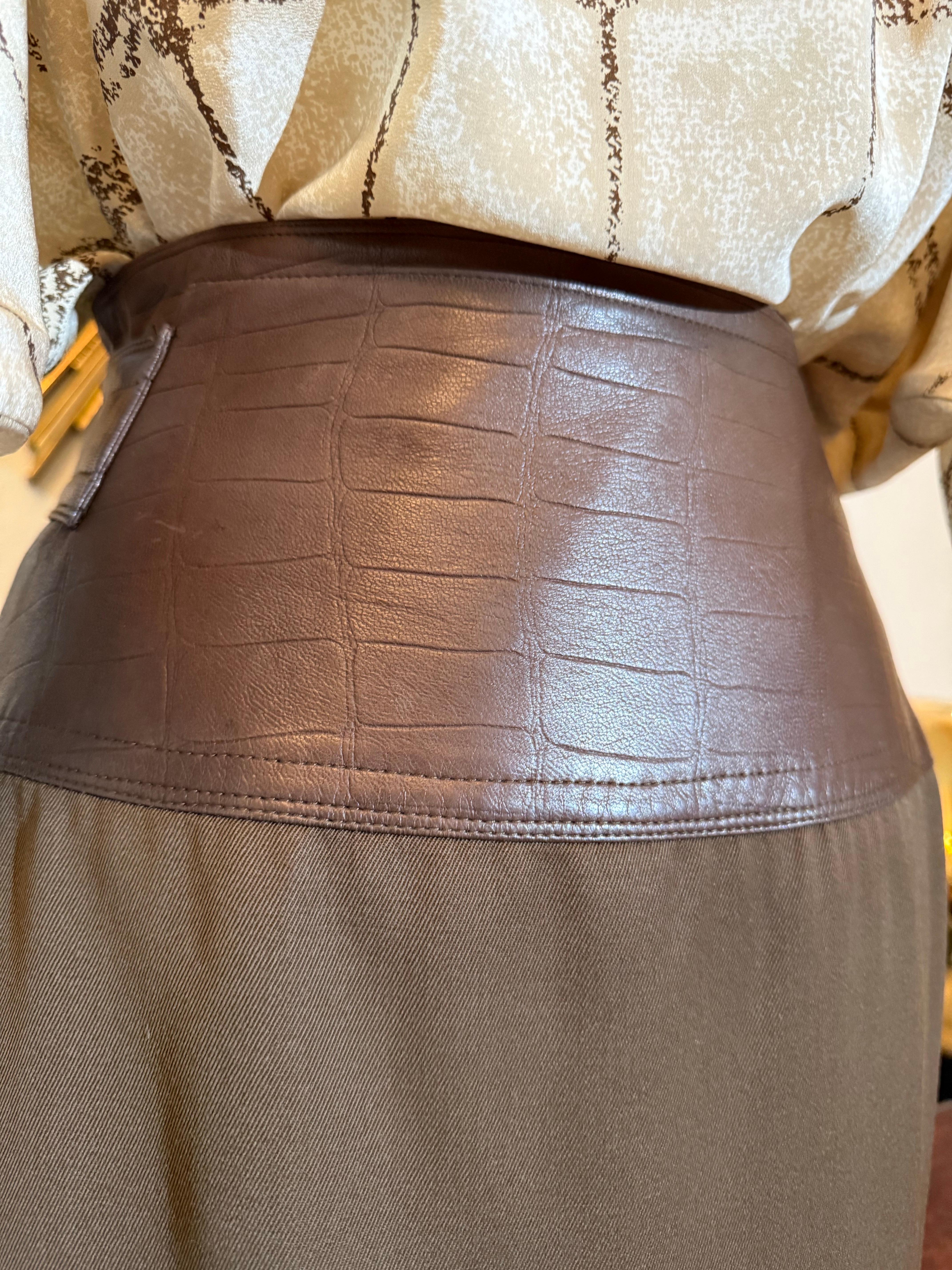 Blusa dolman de seda con estampado de cocodrilo Gianni Versace, años 80, y falda pareo de gabardina marrón en venta 9