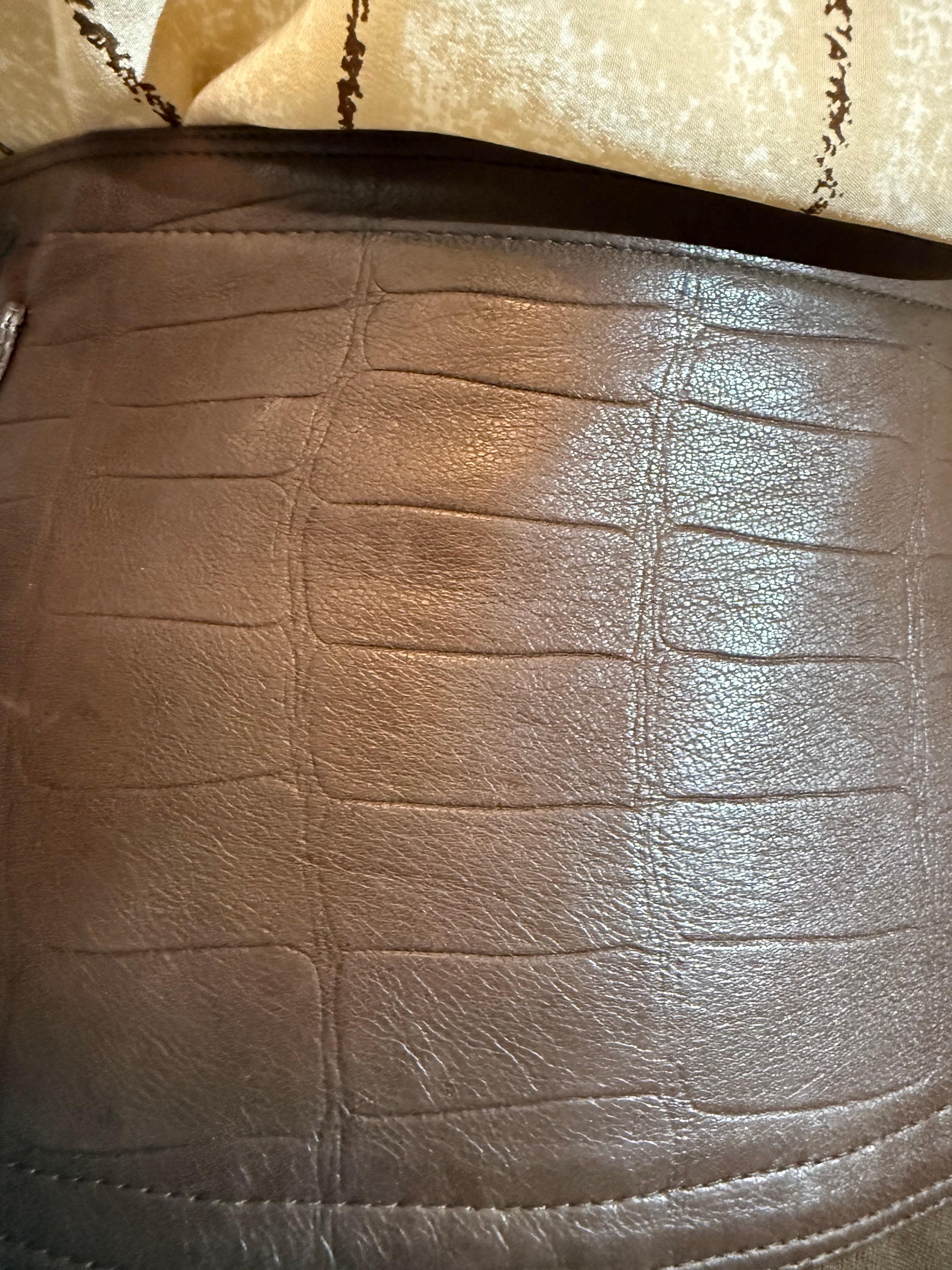 Blusa dolman de seda con estampado de cocodrilo Gianni Versace, años 80, y falda pareo de gabardina marrón en venta 10