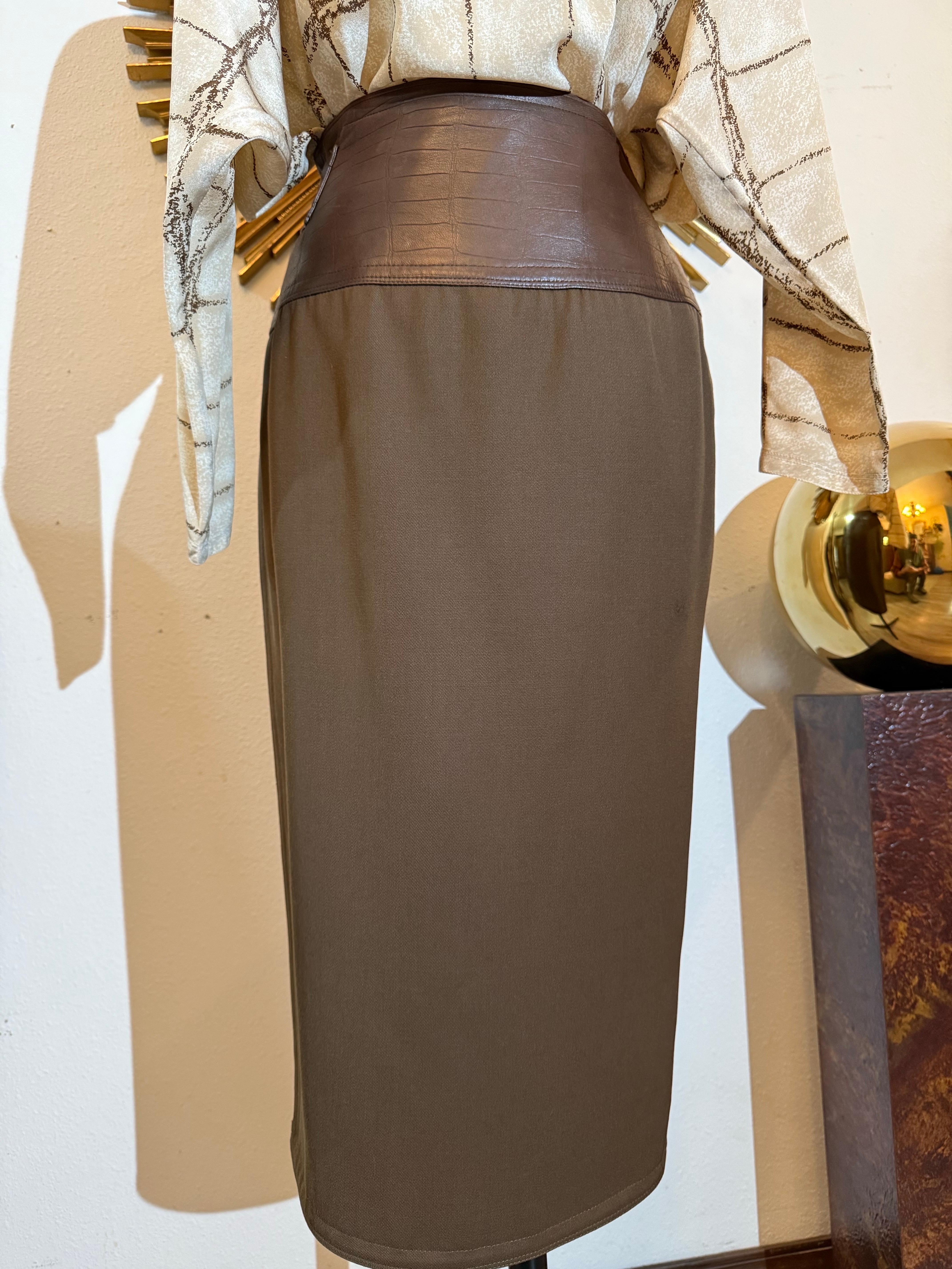 Blusa dolman de seda con estampado de cocodrilo Gianni Versace, años 80, y falda pareo de gabardina marrón en venta 11