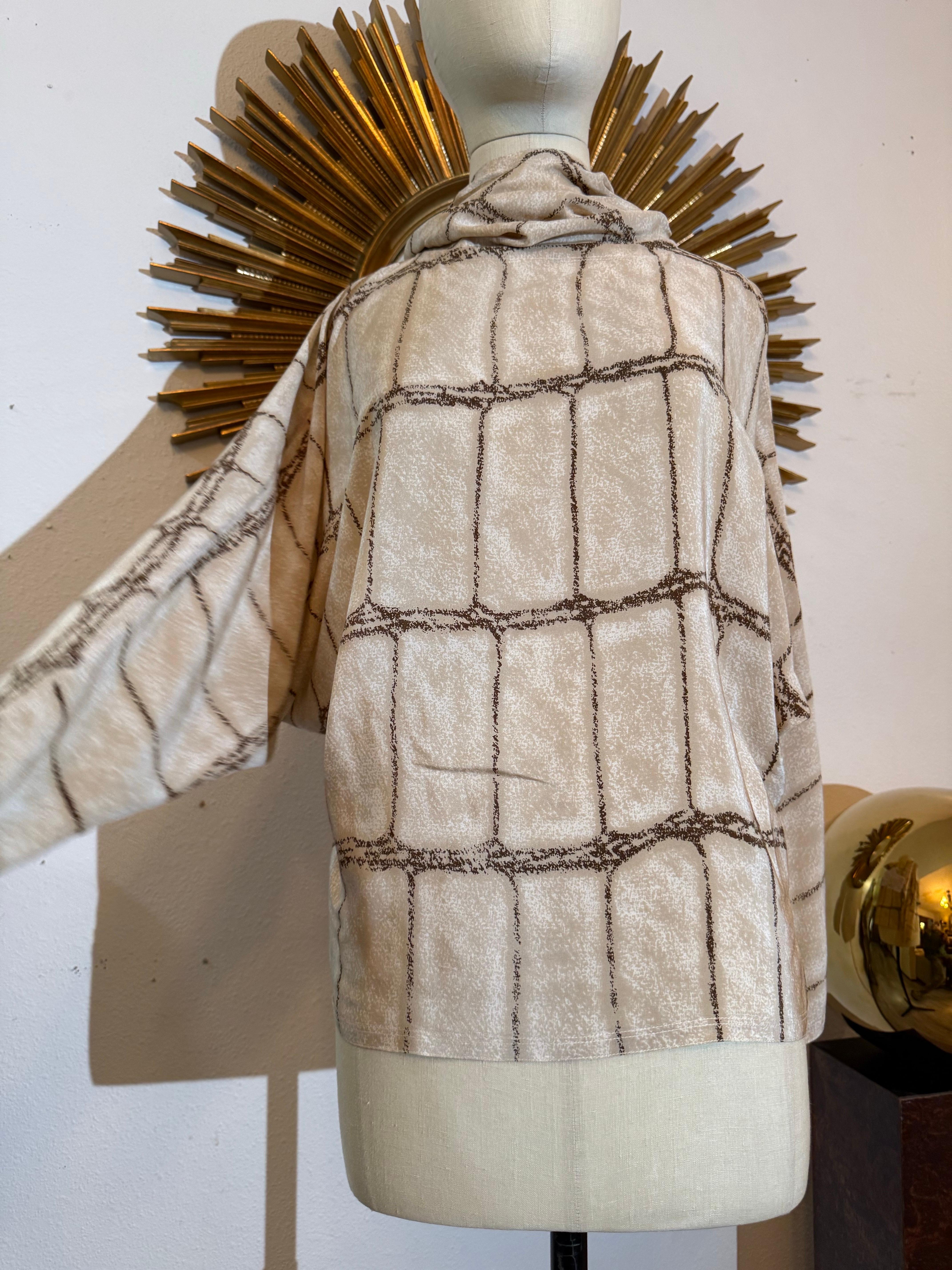 Blusa dolman de seda con estampado de cocodrilo Gianni Versace, años 80, y falda pareo de gabardina marrón en venta 12