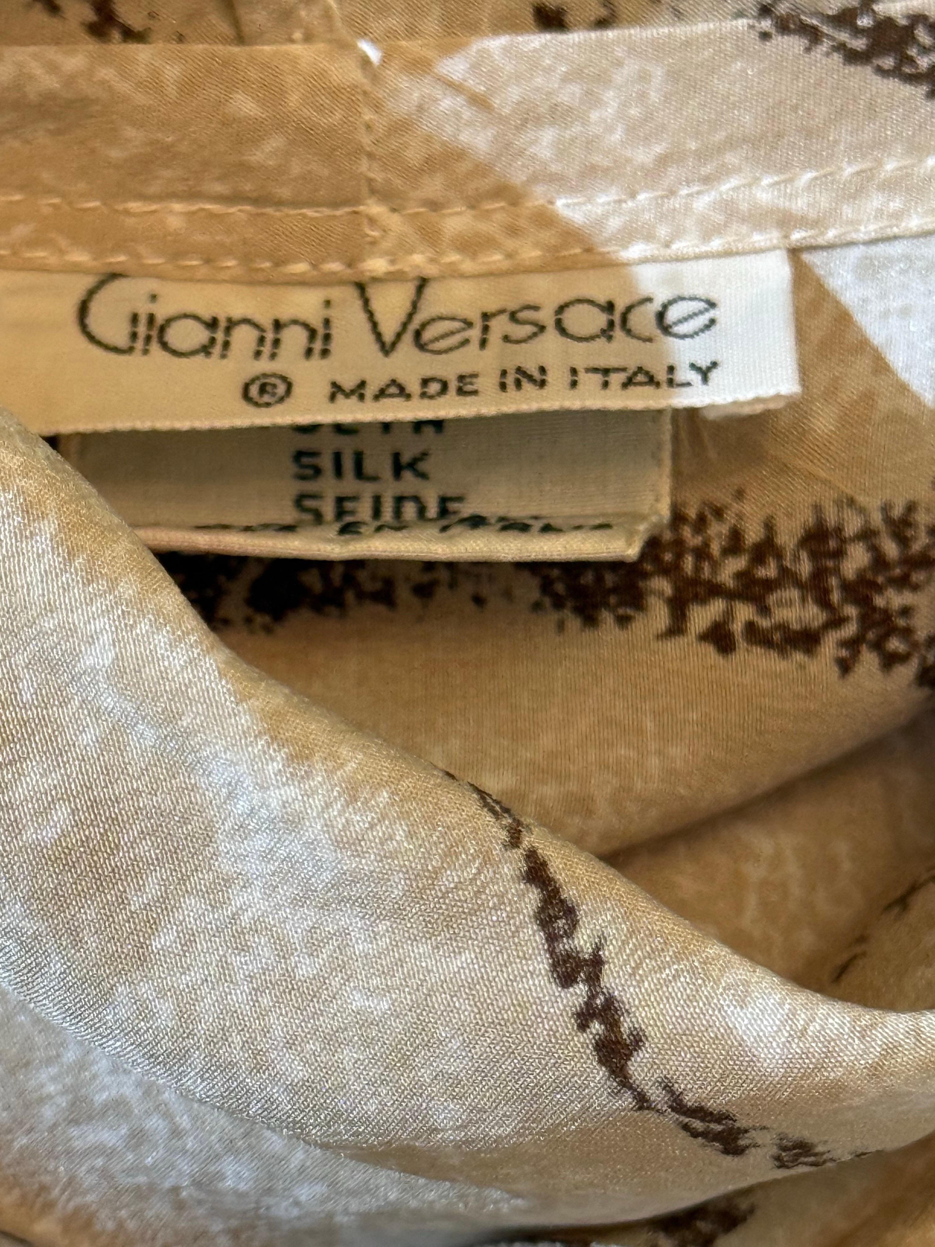 Blusa dolman de seda con estampado de cocodrilo Gianni Versace, años 80, y falda pareo de gabardina marrón en venta 13