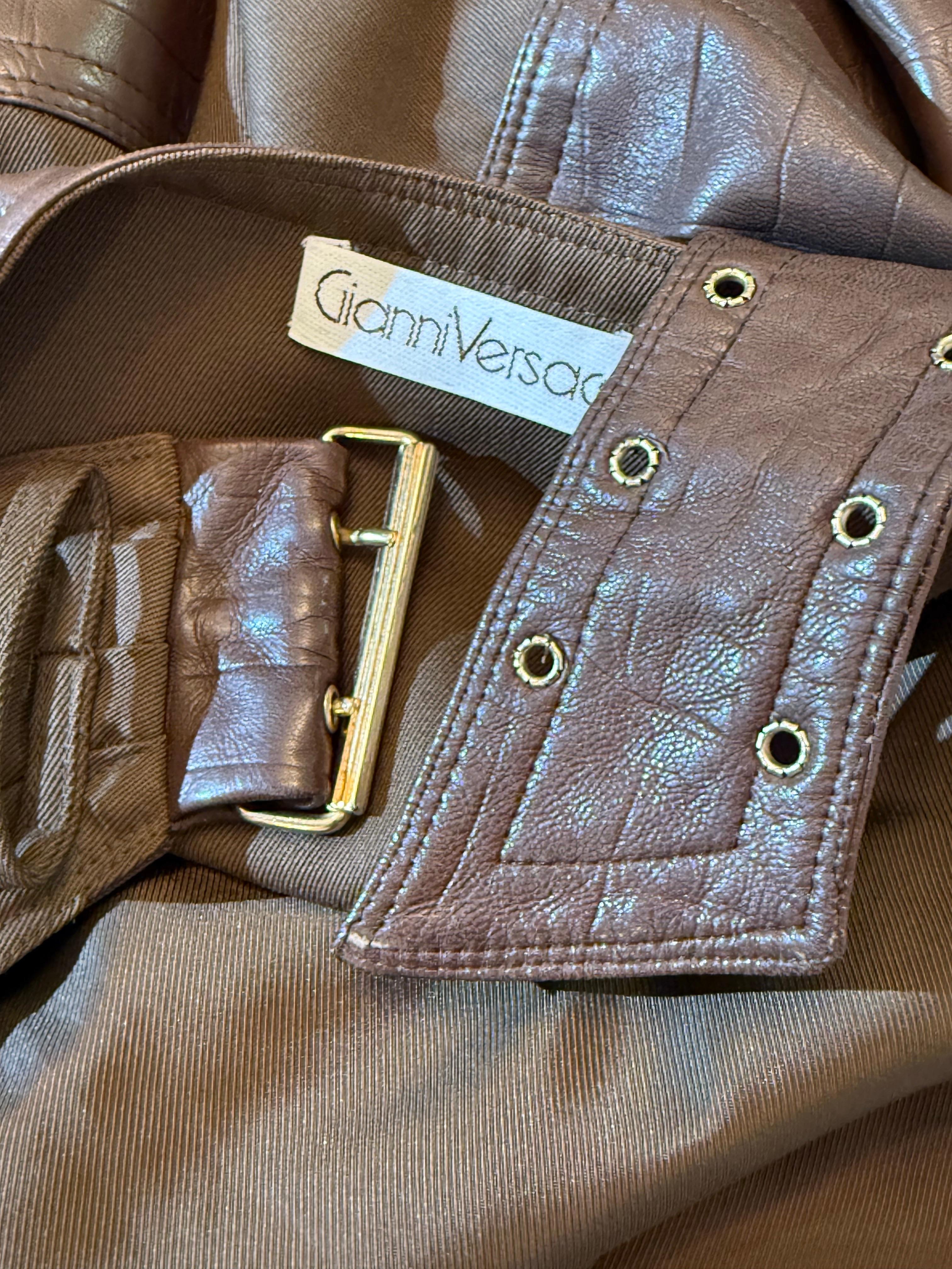 Blusa dolman de seda con estampado de cocodrilo Gianni Versace, años 80, y falda pareo de gabardina marrón en venta 14