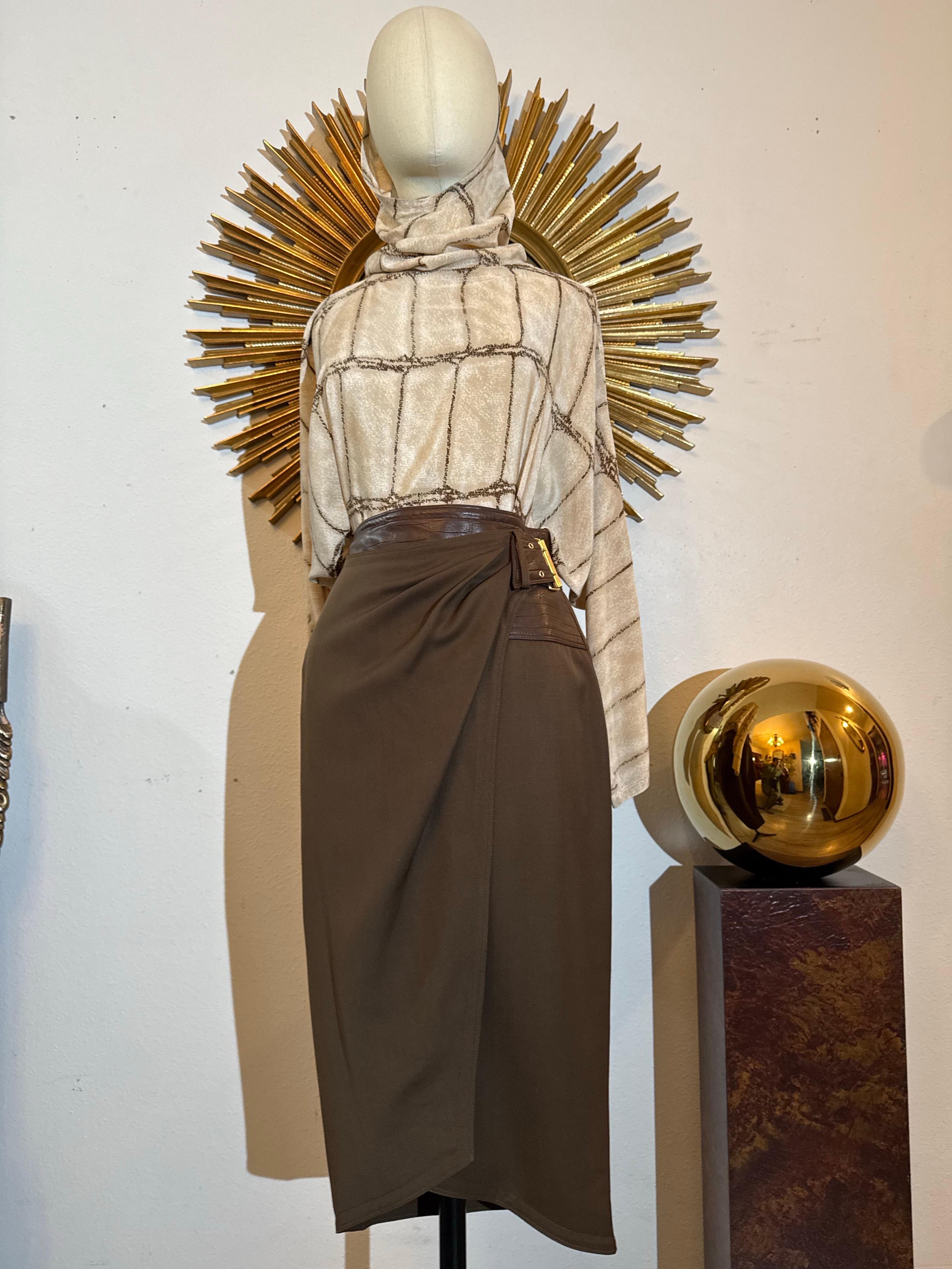 Blusa dolman de seda con estampado de cocodrilo y falda pareo de gabardina de lana marrón con cinturón de contorno de piel de cordero con grabado de cocodrilo: Años 80 altos  ¡Separaciones chic de estilo italiano con un toque duro!  

La blusa se