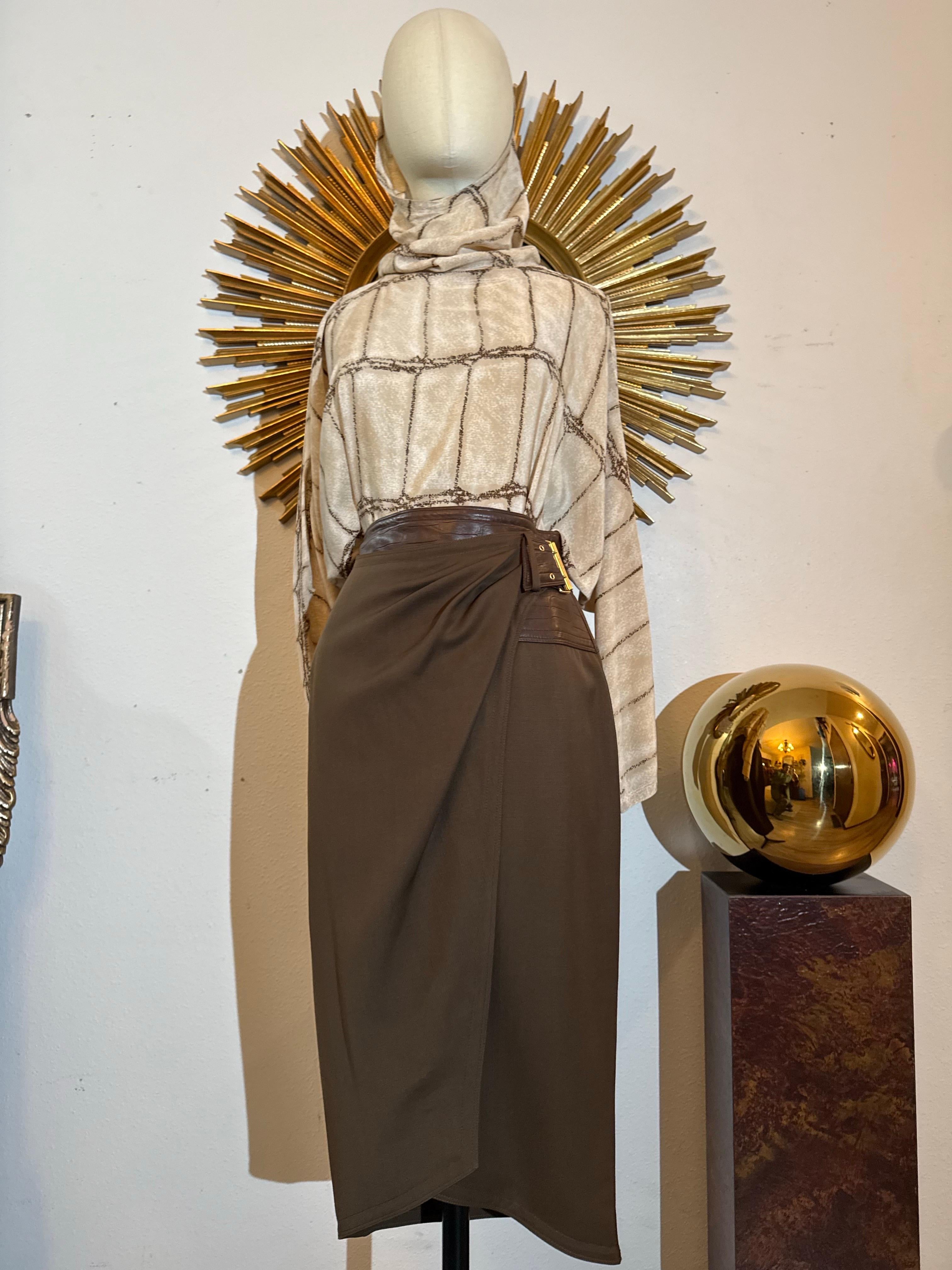 Blusa dolman de seda con estampado de cocodrilo Gianni Versace, años 80, y falda pareo de gabardina marrón Negro en venta