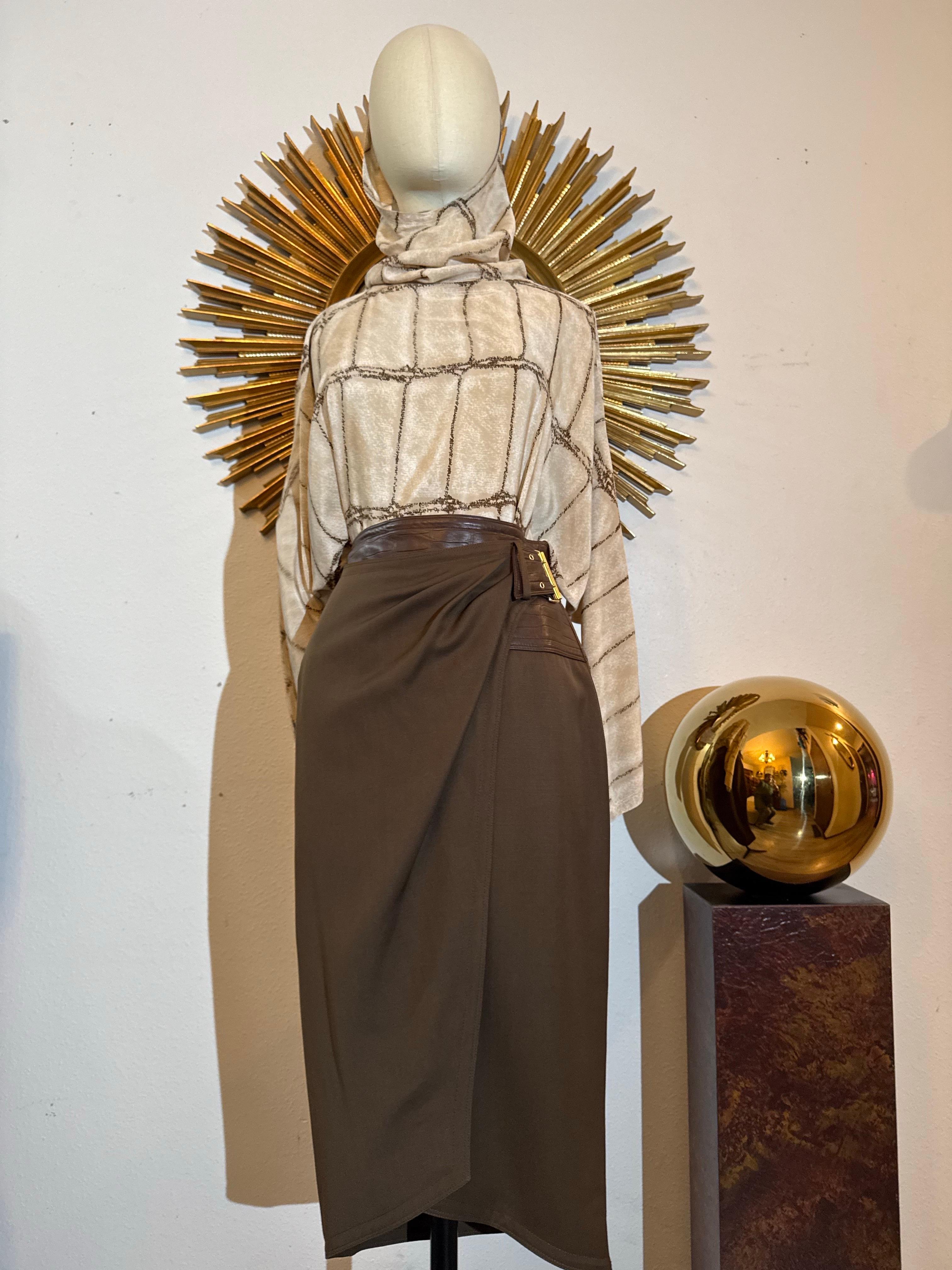 Blusa dolman de seda con estampado de cocodrilo Gianni Versace, años 80, y falda pareo de gabardina marrón en Excelente estado para la venta en Gresham, OR