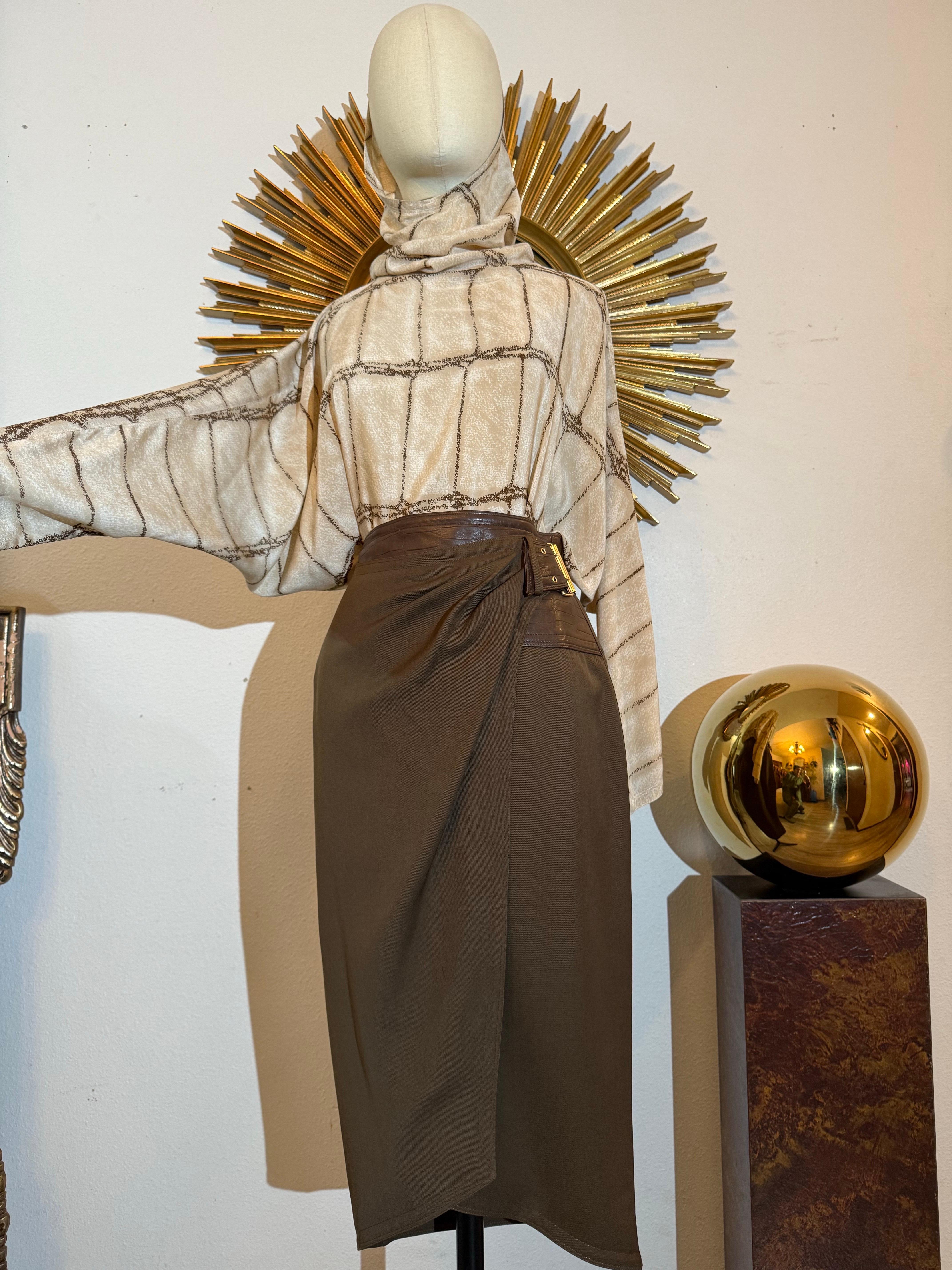 De las mujeres Blusa dolman de seda con estampado de cocodrilo Gianni Versace, años 80, y falda pareo de gabardina marrón en venta