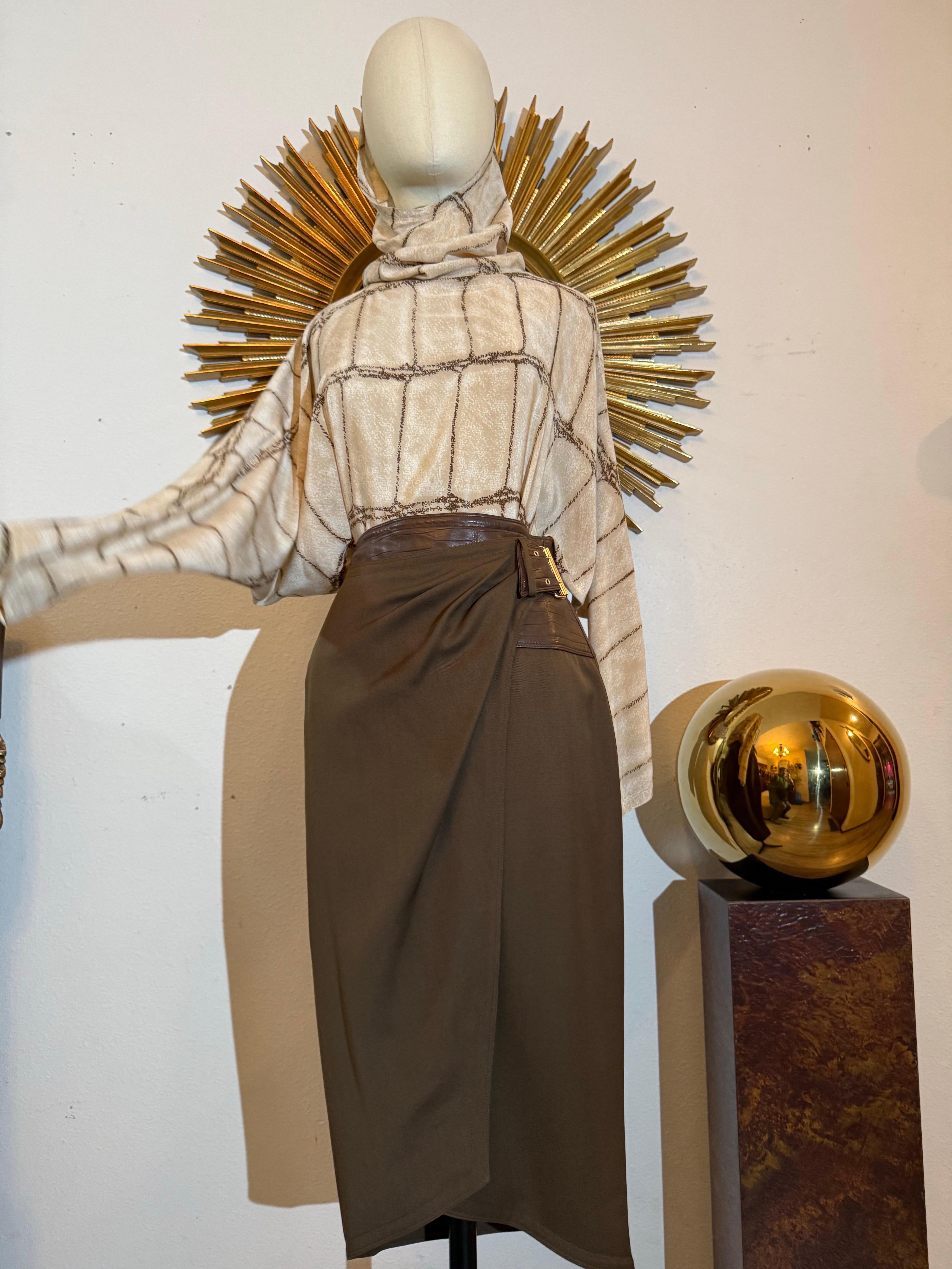 Blusa dolman de seda con estampado de cocodrilo Gianni Versace, años 80, y falda pareo de gabardina marrón en venta 1