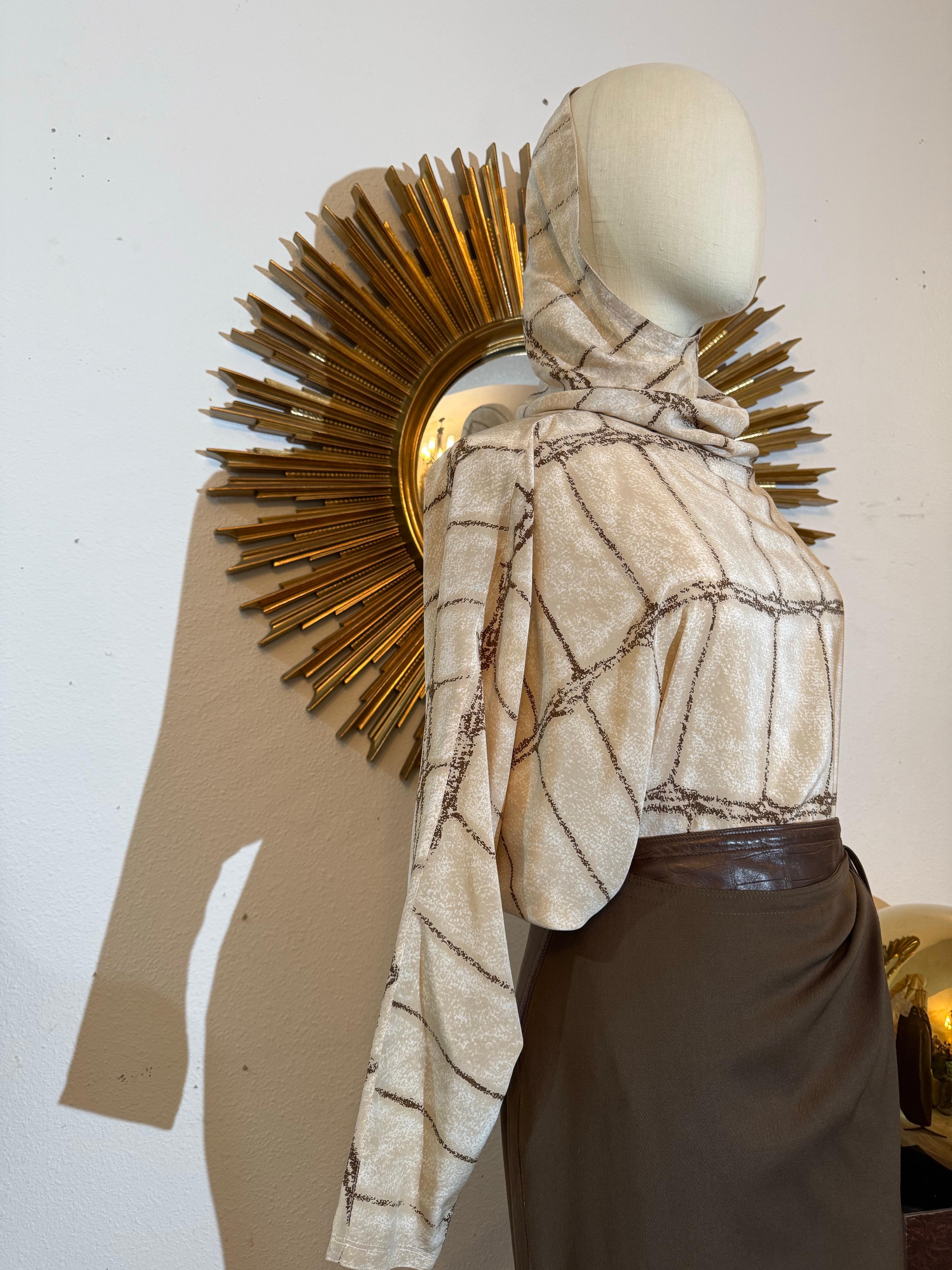 Blusa dolman de seda con estampado de cocodrilo Gianni Versace, años 80, y falda pareo de gabardina marrón en venta 2