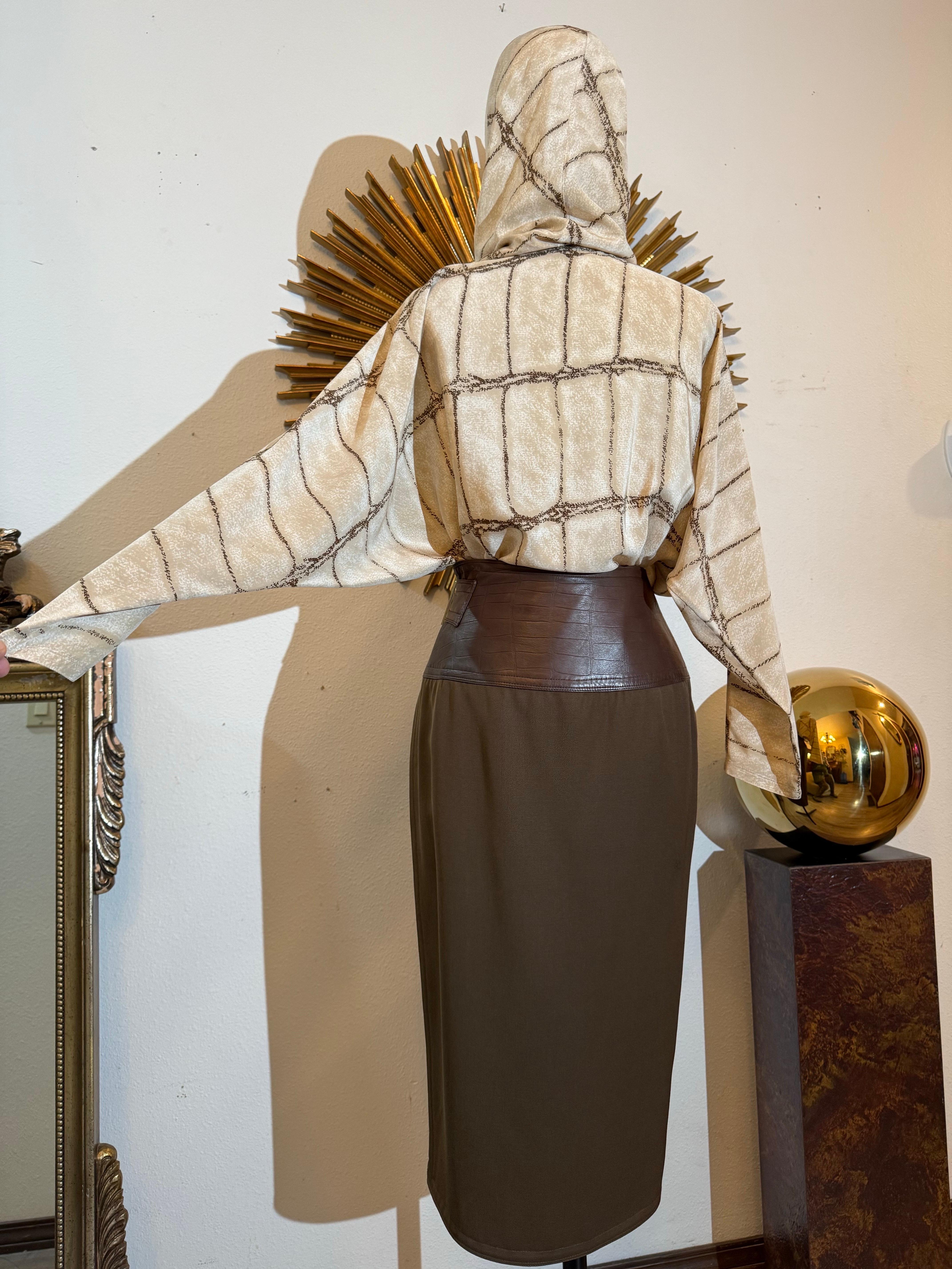 Blusa dolman de seda con estampado de cocodrilo Gianni Versace, años 80, y falda pareo de gabardina marrón en venta 3