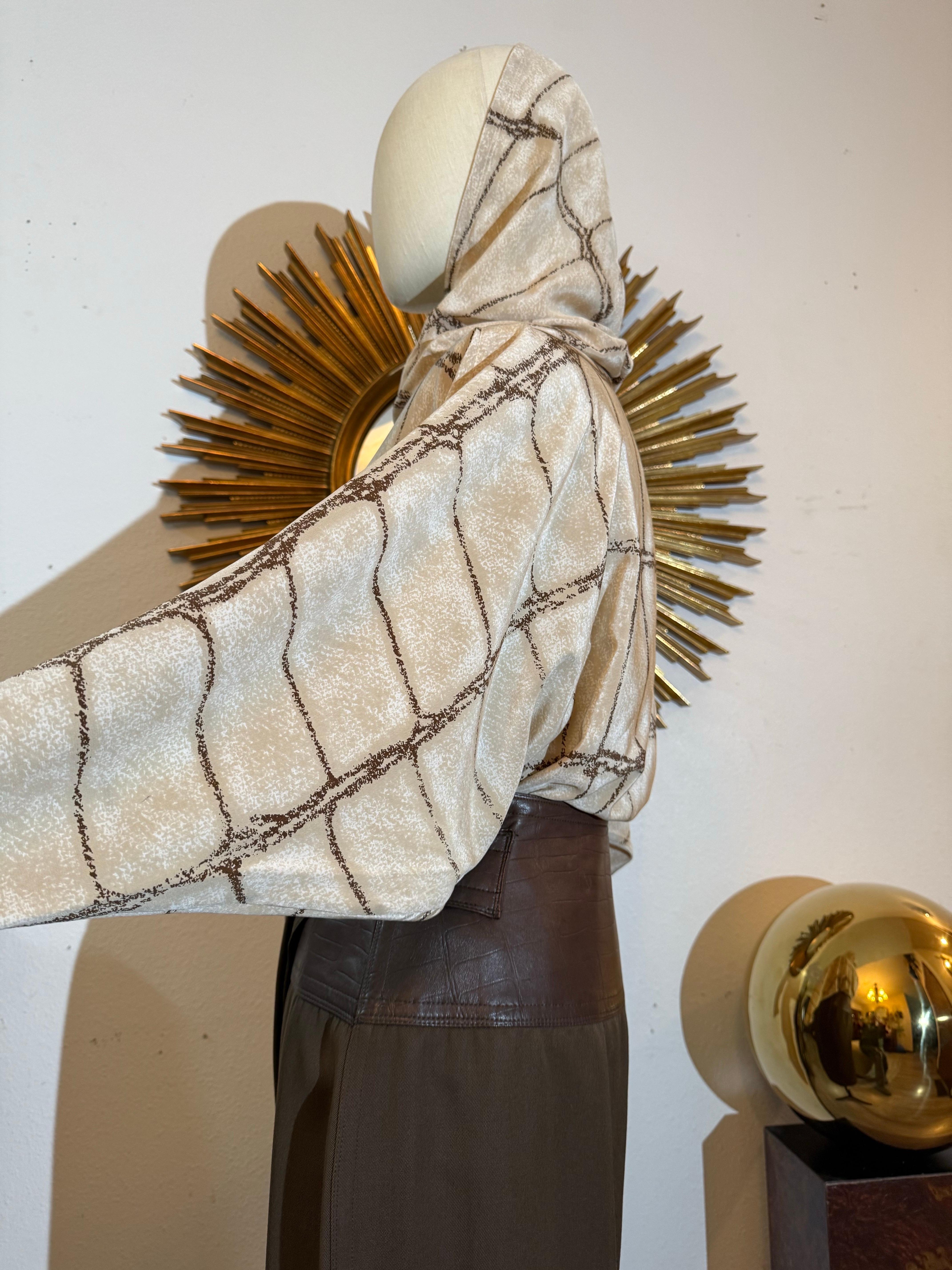 Blusa dolman de seda con estampado de cocodrilo Gianni Versace, años 80, y falda pareo de gabardina marrón en venta 4