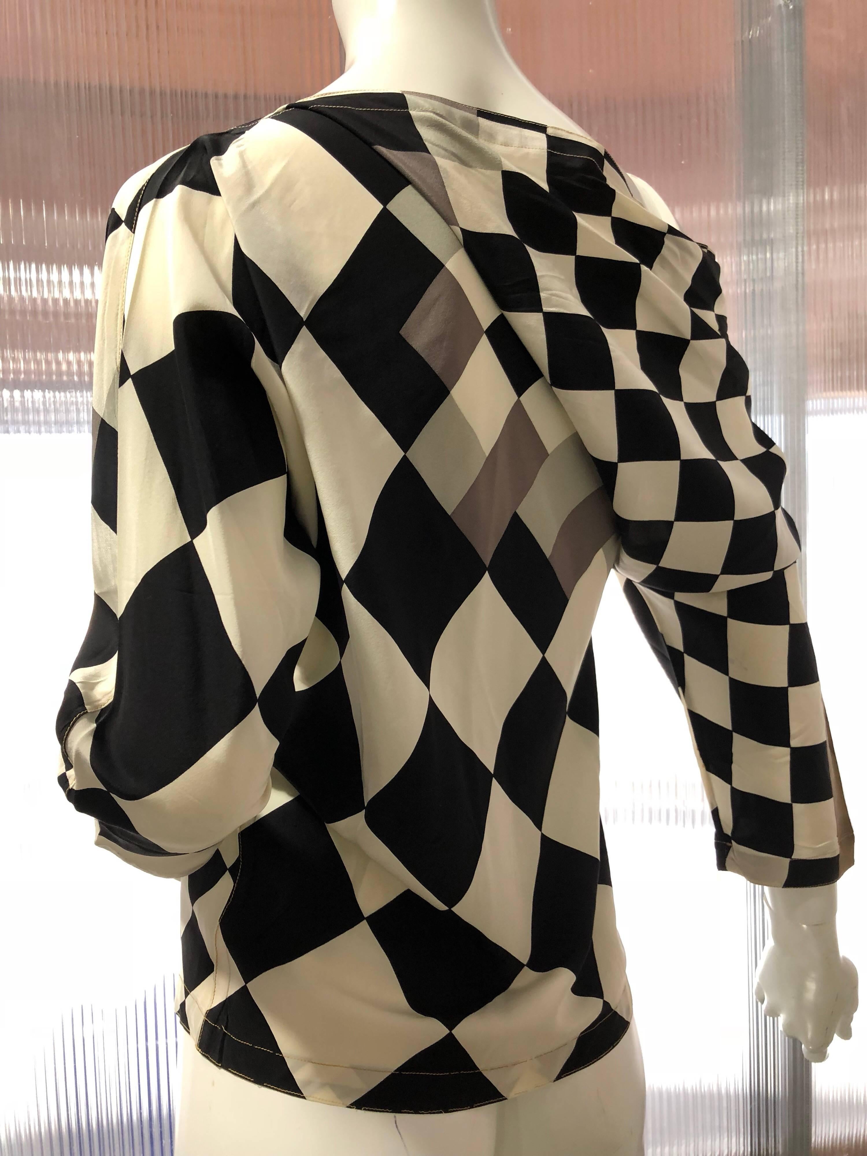 1980er Gianni Versace Schwarz-weiß karierte schulterfreie Seidenbluse in Schwarz und Weiß  im Zustand „Hervorragend“ im Angebot in Gresham, OR