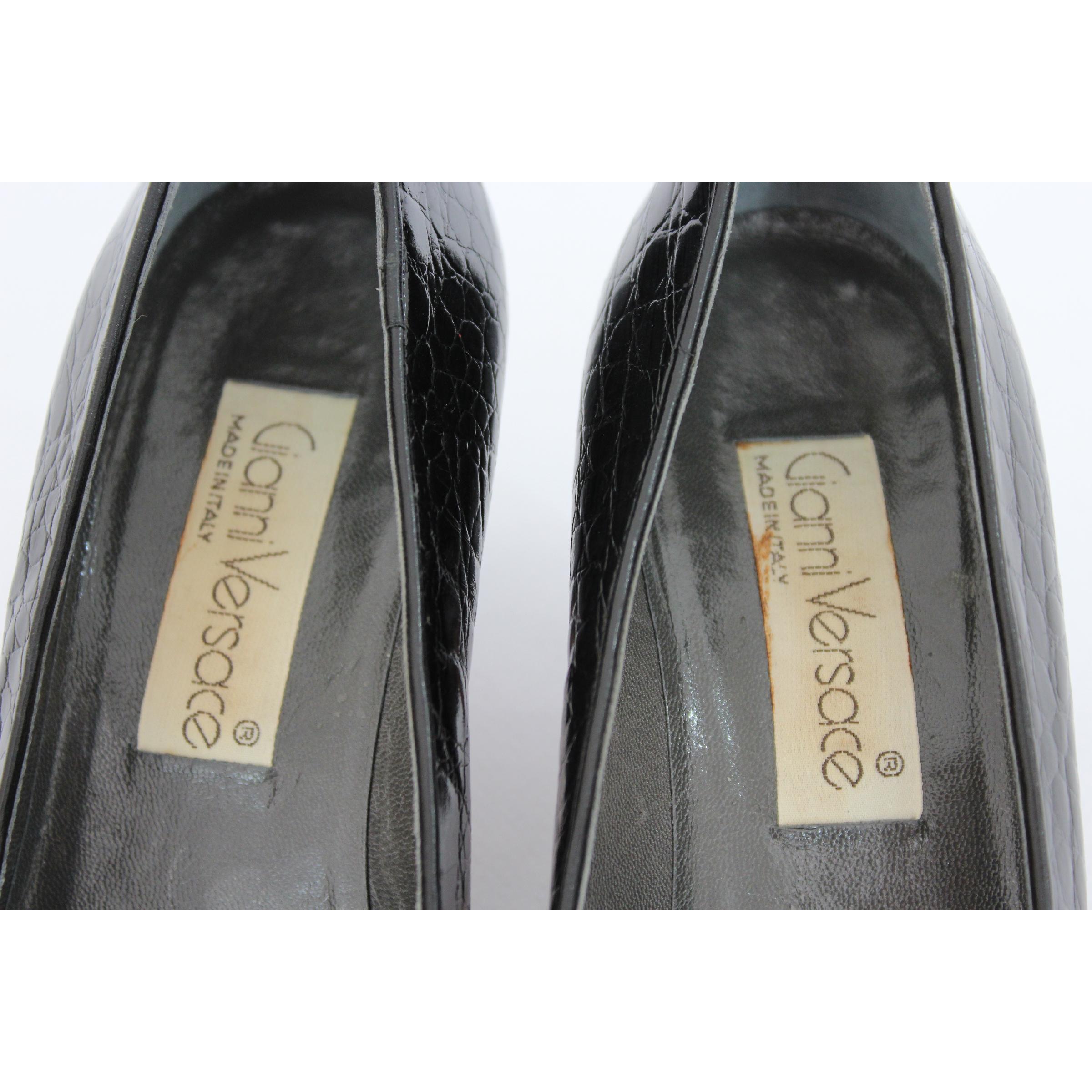 Gianni Versace vintage décolleté shoes, black color, crocodile print, 100% leather. 100% leather sole. New without box. Made in Italy.
Size: 36.5 It 6.5 Us 4 Uk
Heel height: 6.5 cm