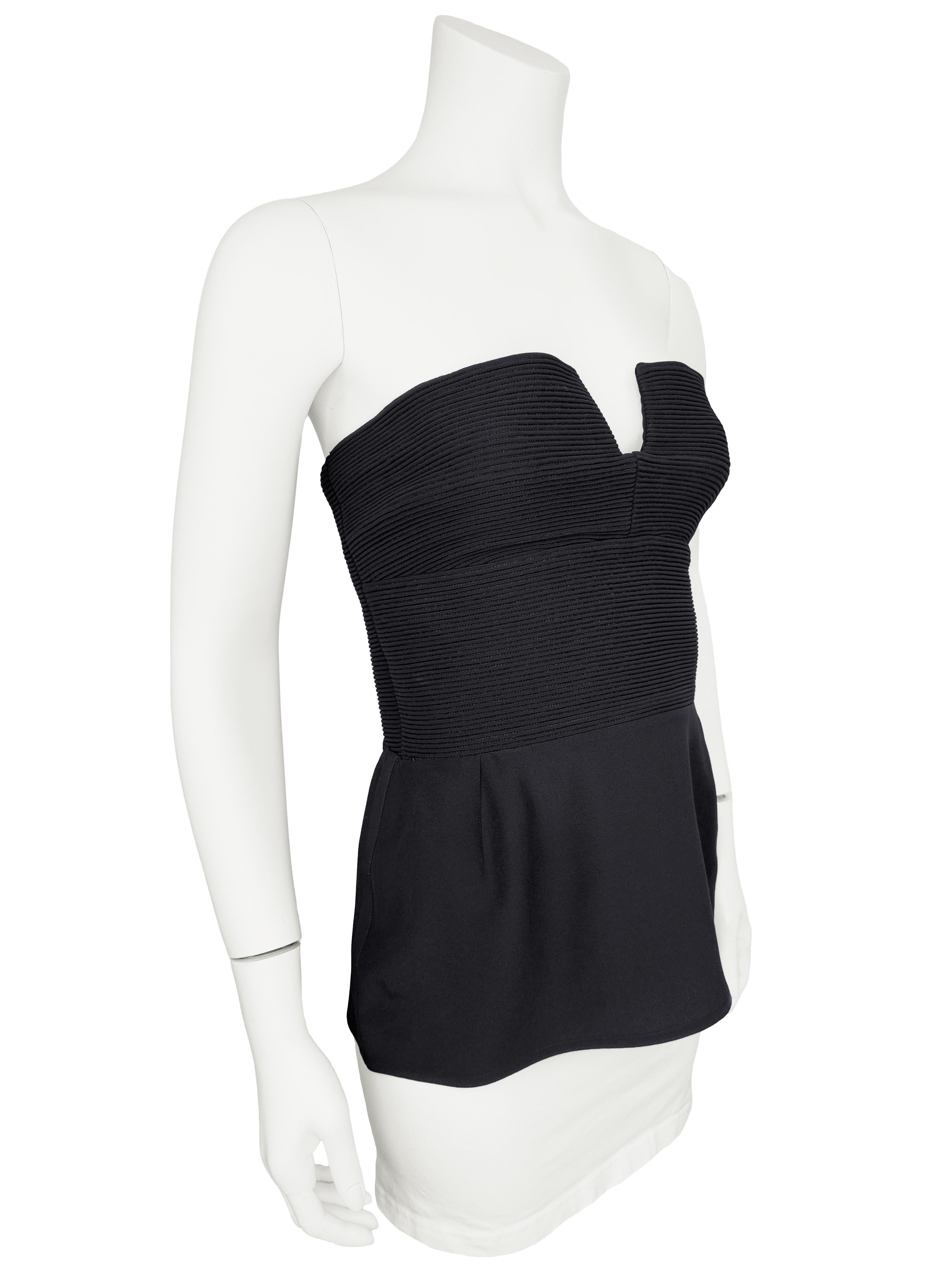 Bustier negro de Gianni Versace de los años 80. El corpiño presenta un escote corazón entallado y un corpiño acanalado y estructurado que contornea la figura. El corpiño entallado contrasta con un suave dobladillo peplum que cae sobre las caderas.
