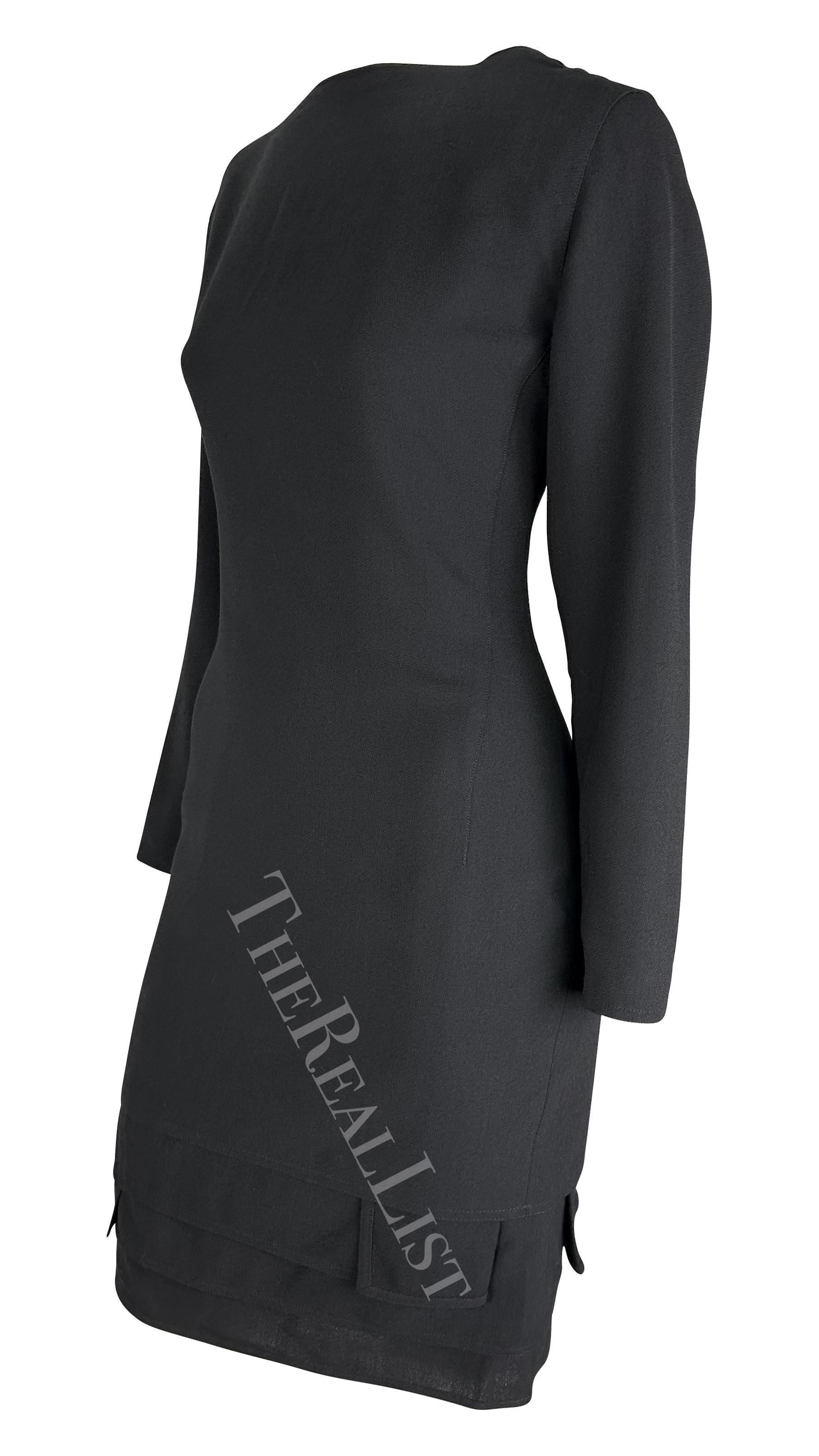 Wir präsentieren ein fabelhaftes schwarzes langärmeliges Gianni Versace Kleid, entworfen von Gianni Versace. Dieses schicke kleine Schwarze aus den 1980er Jahren hat einen hohen, eckigen Ausschnitt und ist mit einem gestuften Saum versehen.