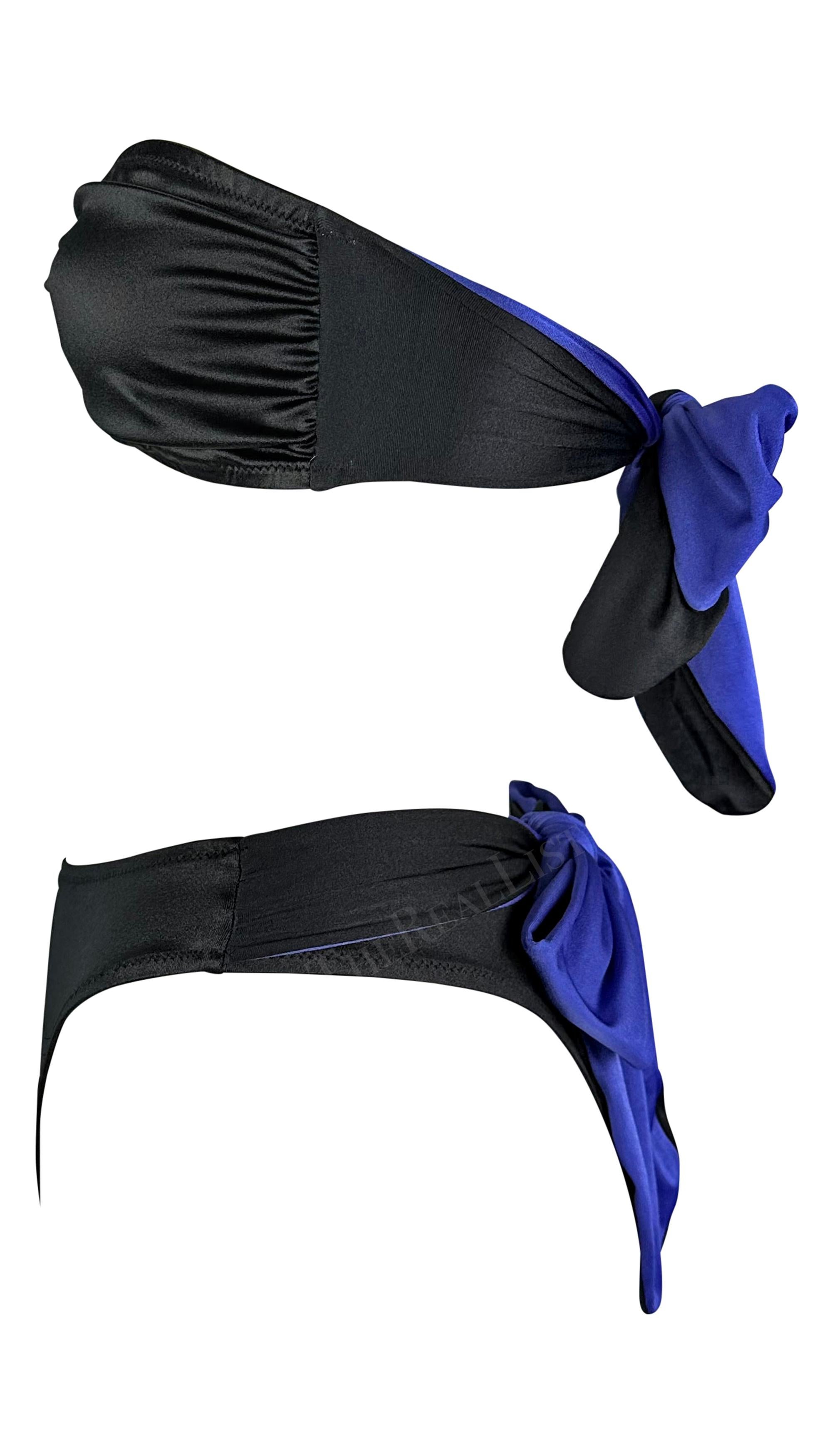 Gianni Versace Blau-schwarzer trägerloser zweiteiliger Bikini-Badeanzug mit Krawatte, 1980er Jahre im Zustand „Hervorragend“ im Angebot in West Hollywood, CA