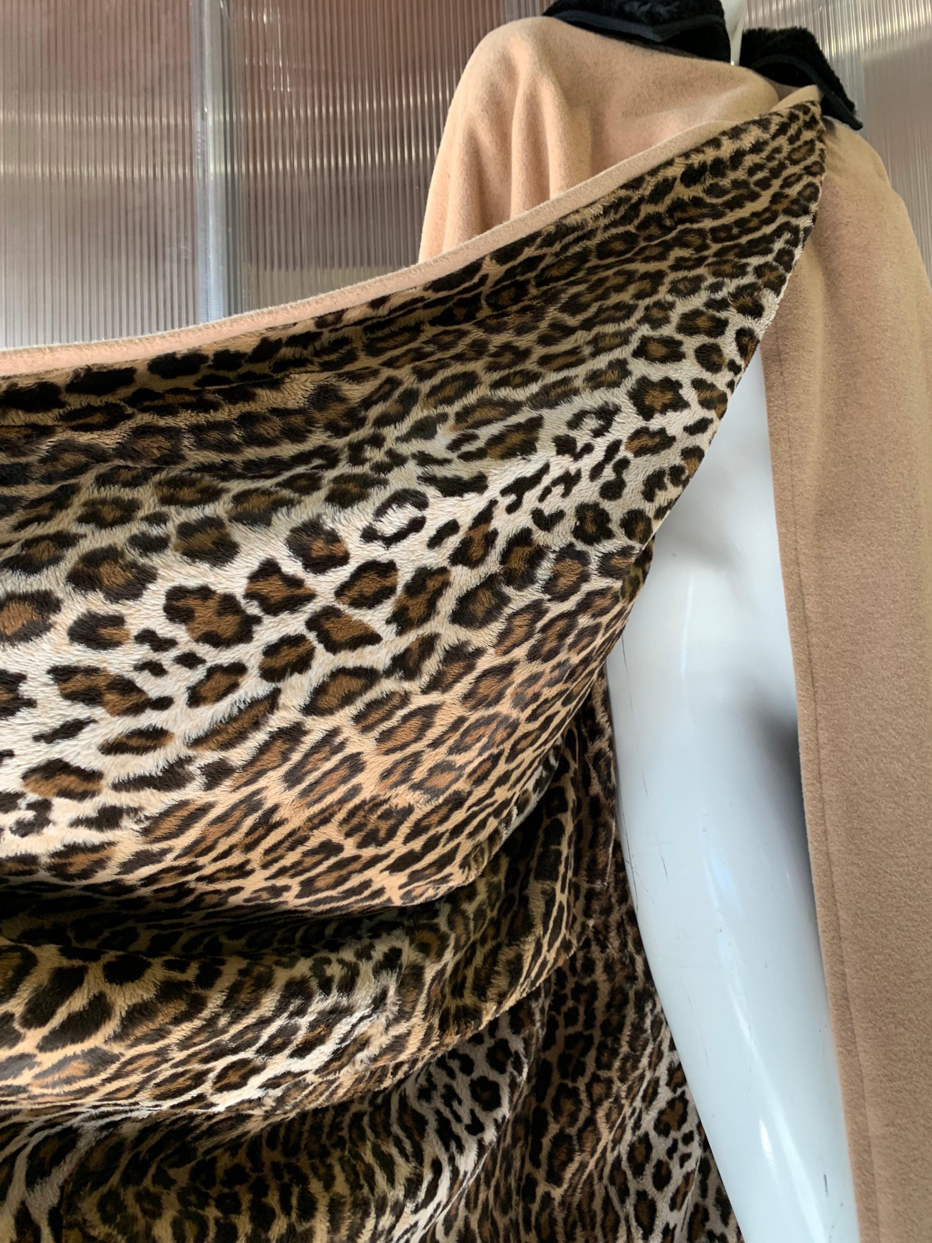 1980er Gianni Versace Kamel-Kaschmir-Overcoat mit Leopardenmuster und Faux-Leoparden-Futter im Angebot 5