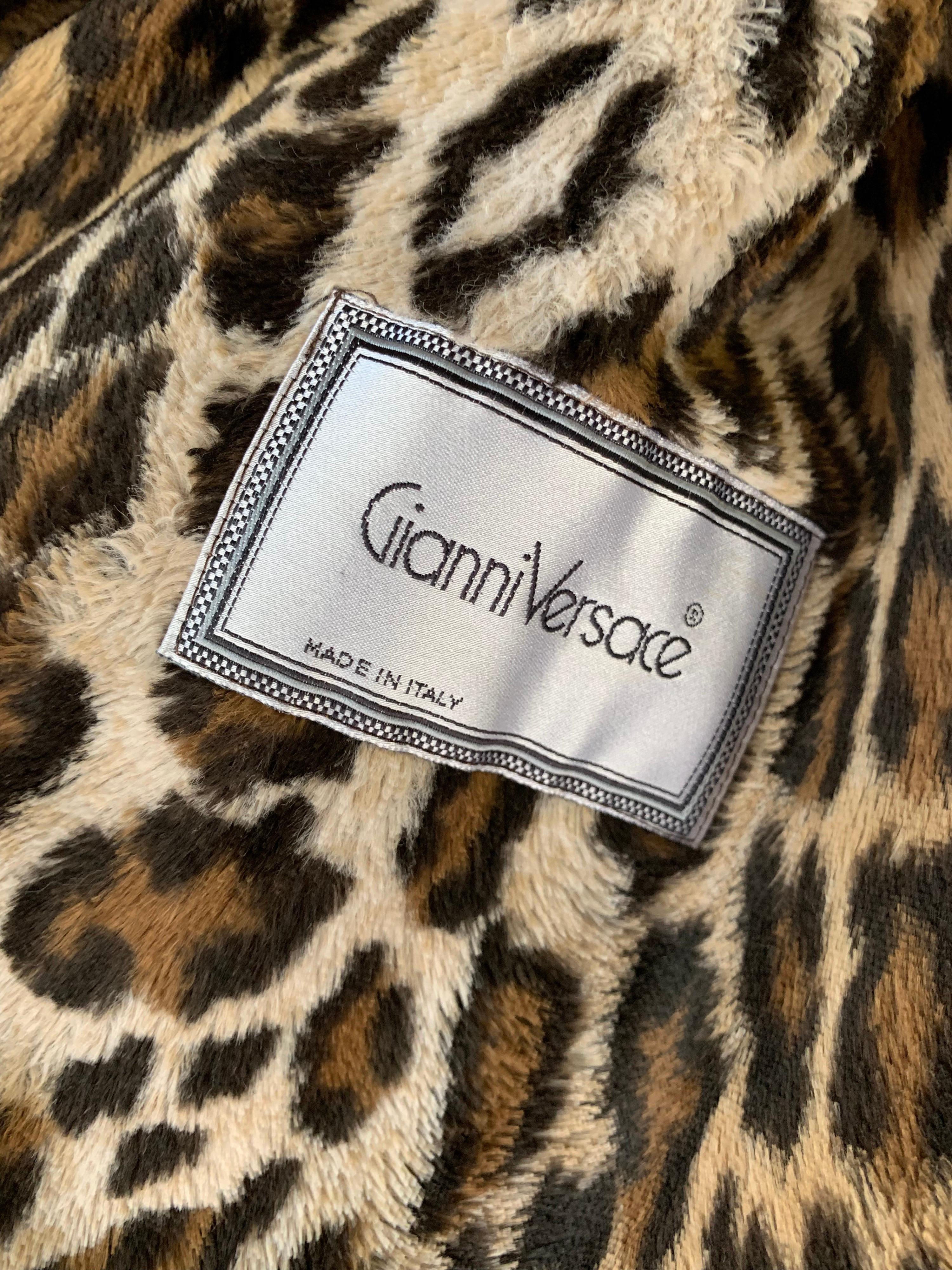 1980er Gianni Versace Kamel-Kaschmir-Overcoat mit Leopardenmuster und Faux-Leoparden-Futter im Angebot 6
