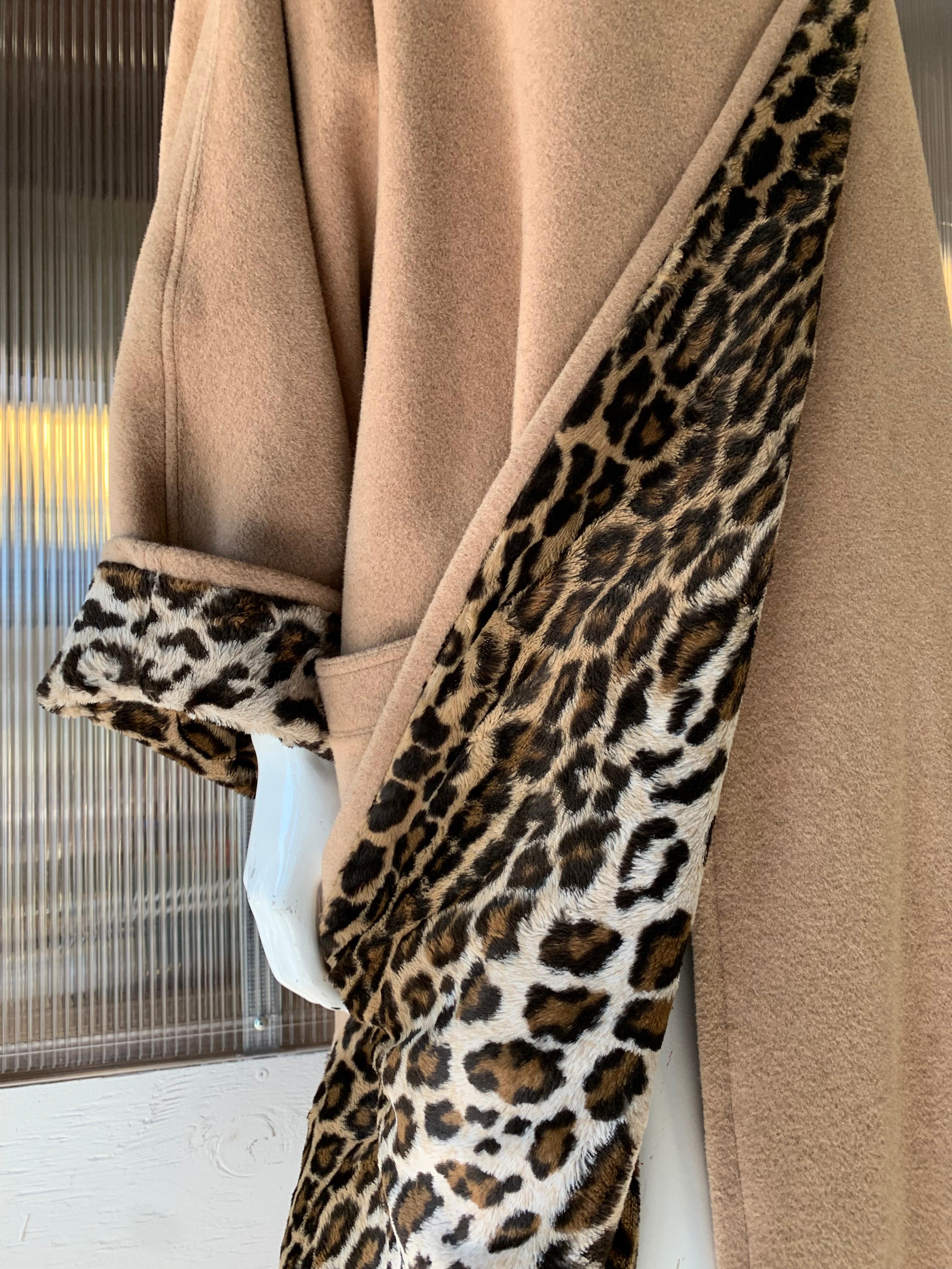 1980er Gianni Versace Kamel-Kaschmir-Overcoat mit Leopardenmuster und Faux-Leoparden-Futter (Braun) im Angebot