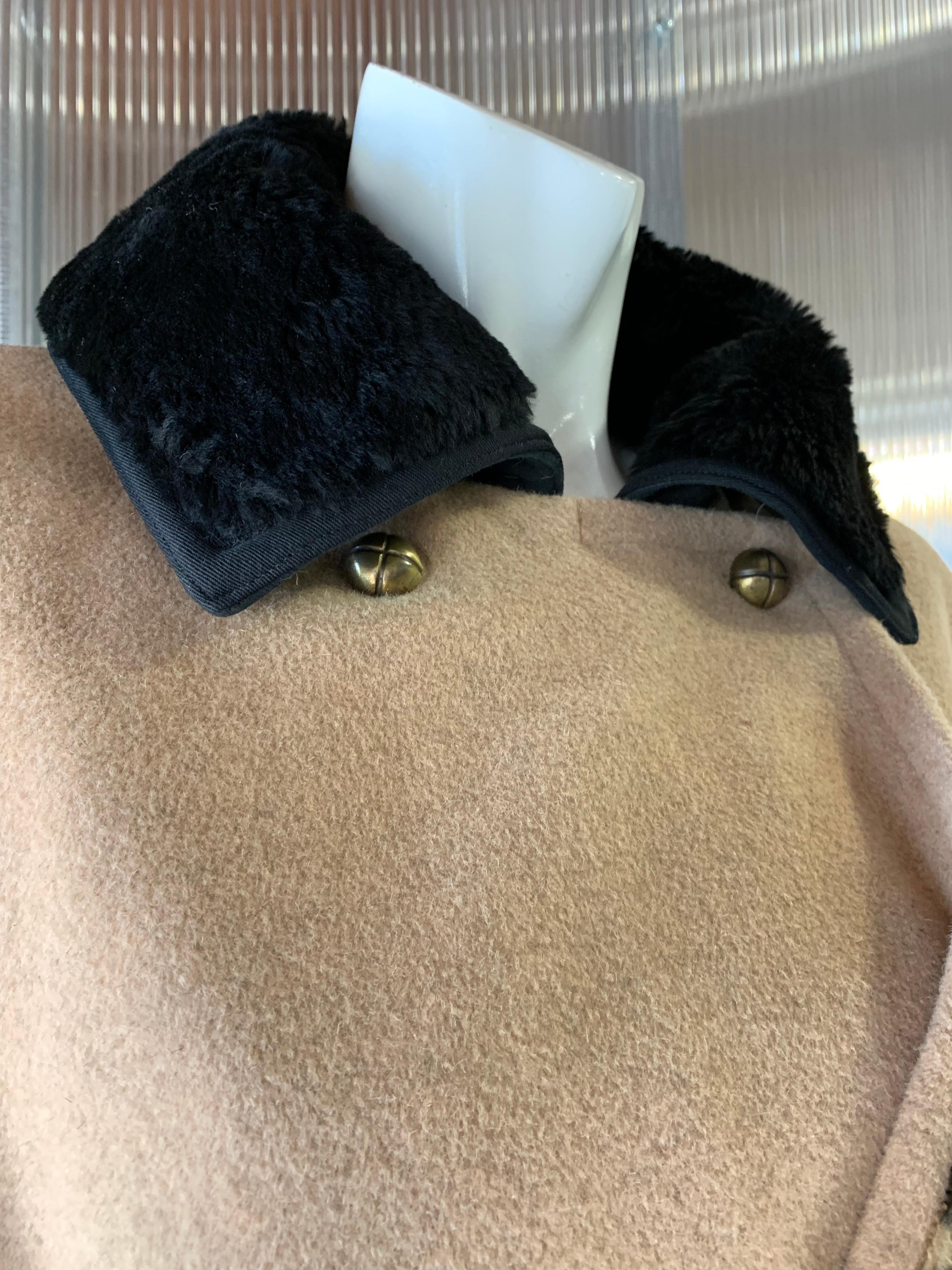 1980er Gianni Versace Kamel-Kaschmir-Overcoat mit Leopardenmuster und Faux-Leoparden-Futter im Zustand „Hervorragend“ im Angebot in Gresham, OR