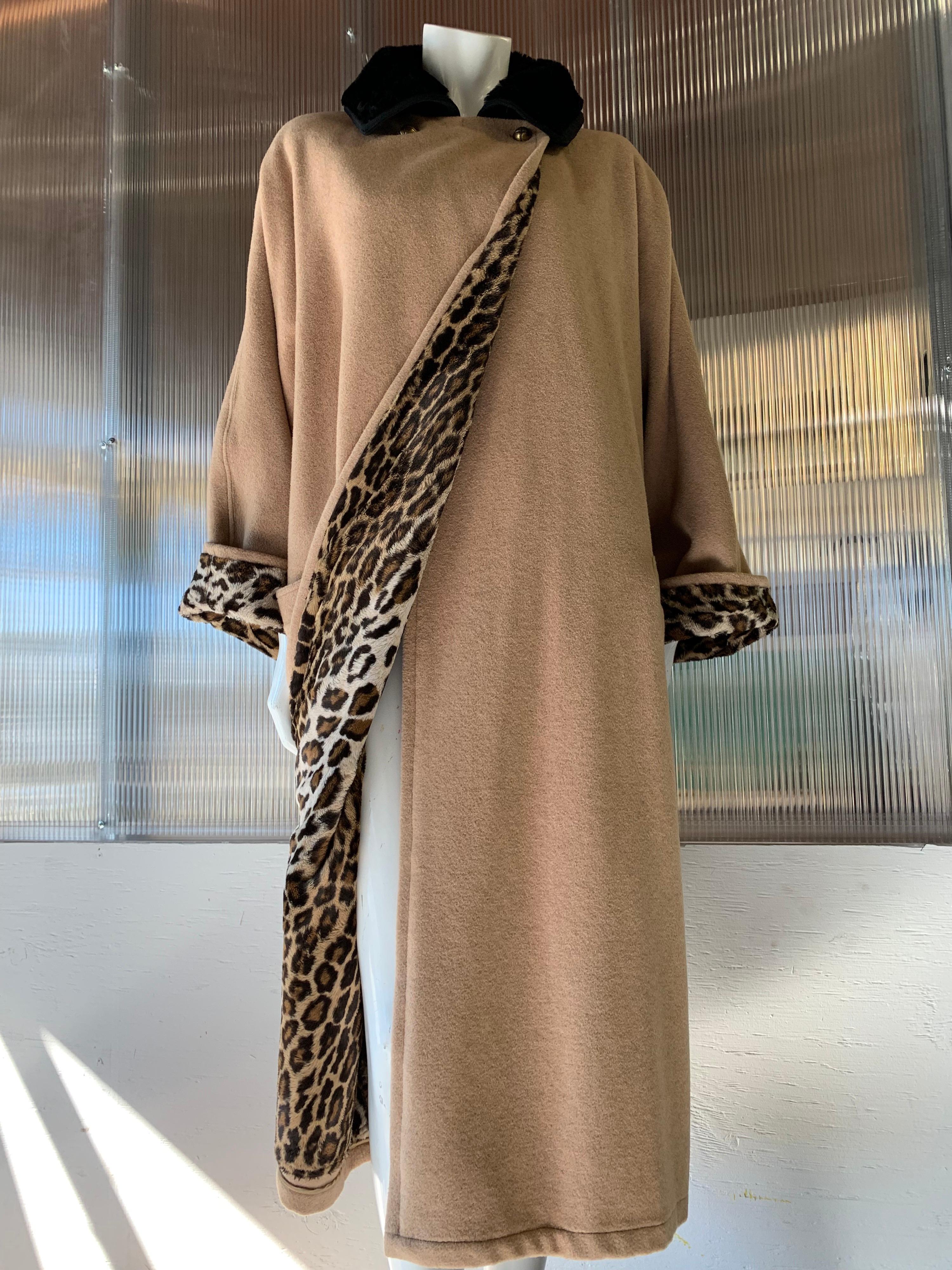 1980er Gianni Versace Kamel-Kaschmir-Overcoat mit Leopardenmuster und Faux-Leoparden-Futter für Damen oder Herren im Angebot