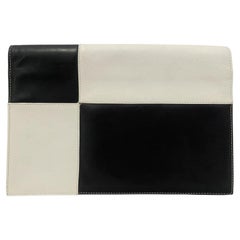 Gianni Versace de los años 80 Bolso sobre de piel blanco y negro con bloque de color vintage