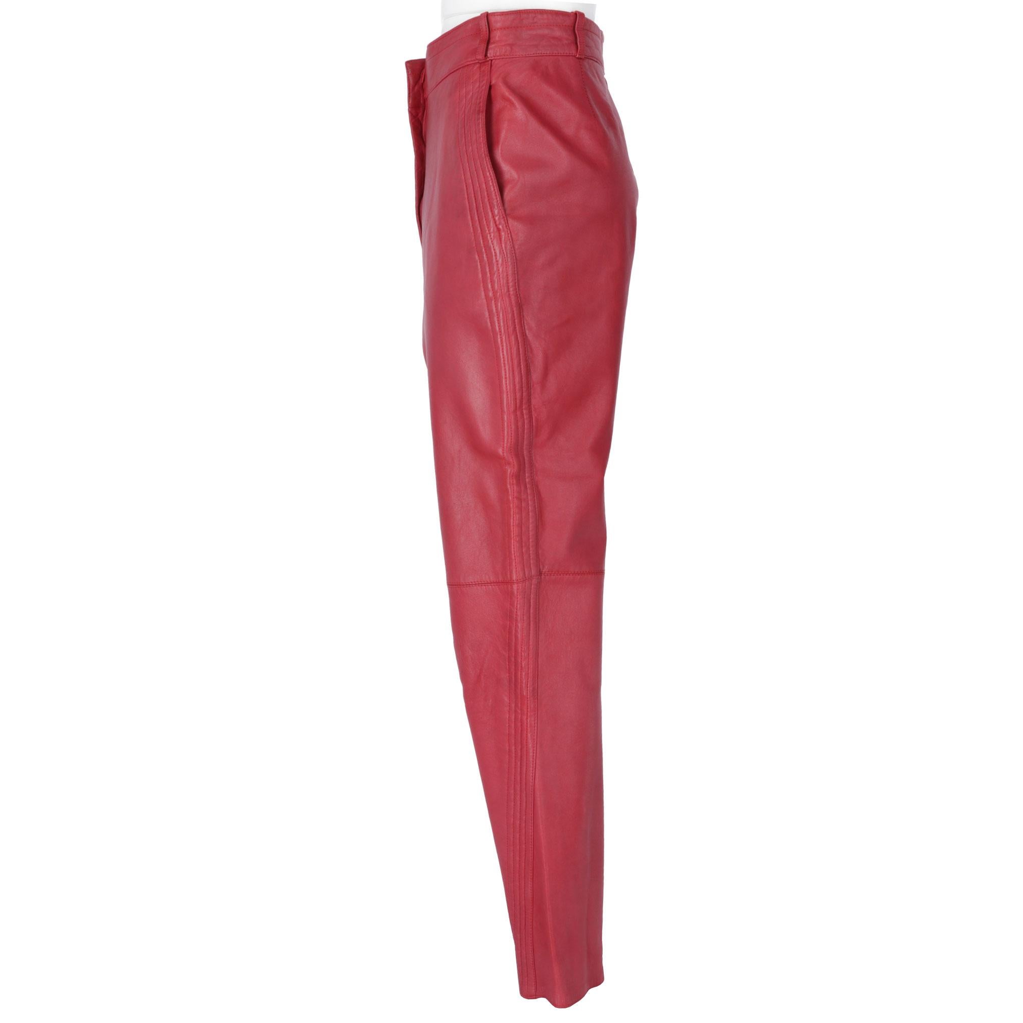 Red Gianni Versace genuine leather trousers, with carrot cut, high waist, front zip closure, belt loops, side welt pockets and decorative stitching on the length. The product is semi-lined.

The item shows slight marks on the skin and signs of wear