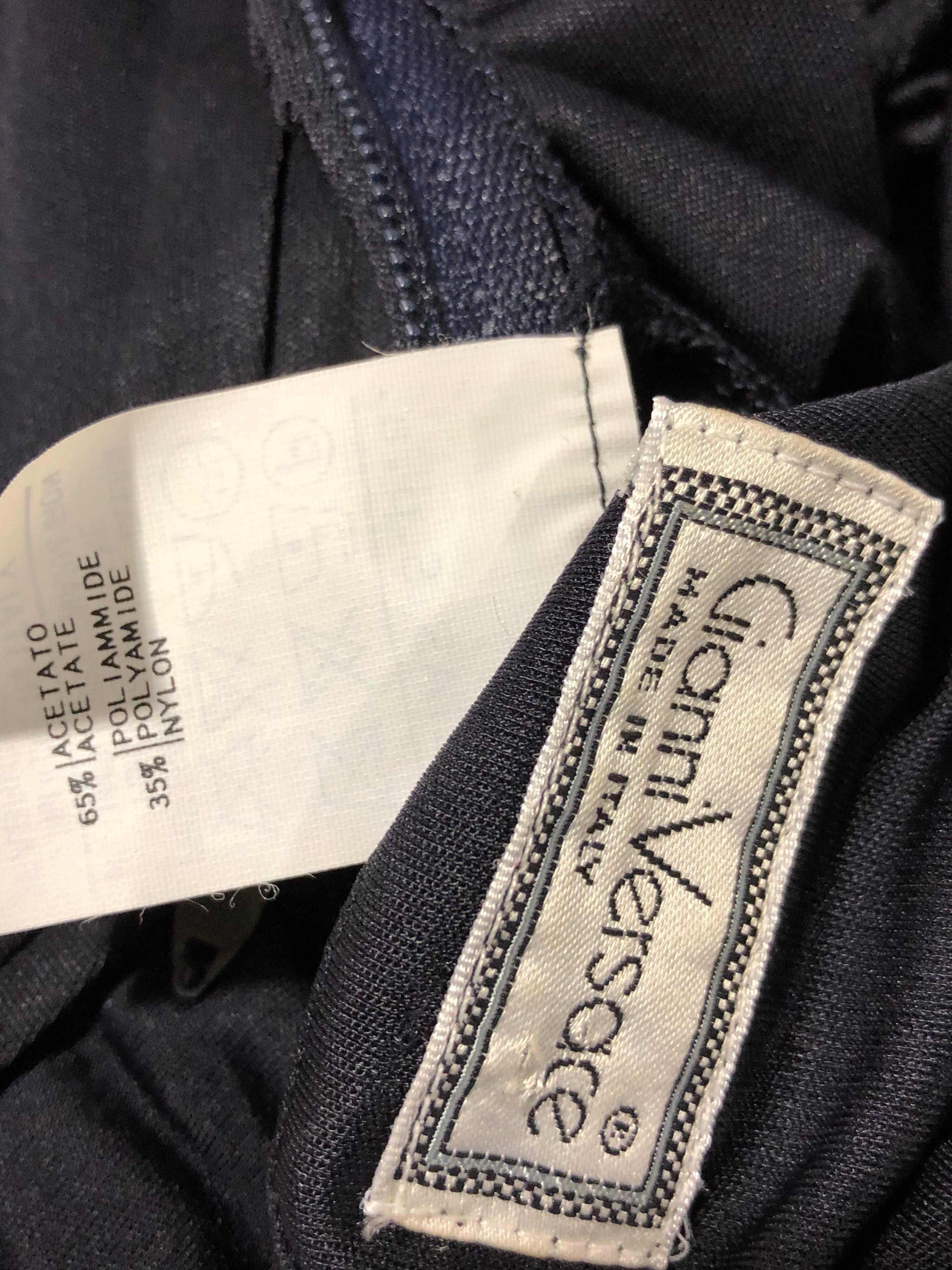 1980er Gianni Versace Mitternachtsblaue schulterfreie Bluse aus gerafftem Seidenjersey  im Angebot 1