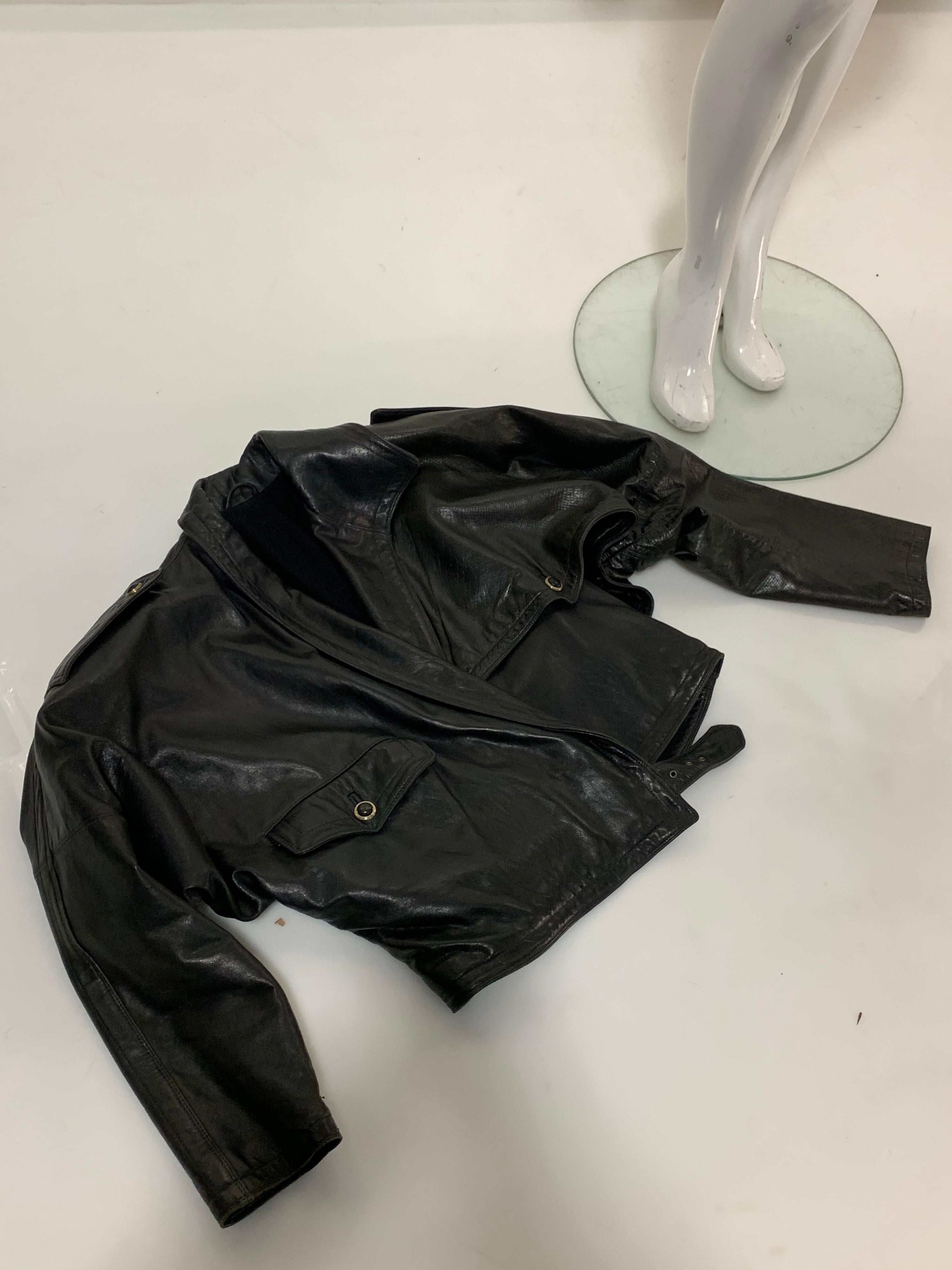 Gianni Versace de los 80 Chaqueta de cuero negro de gran tamaño con cinturón lateral 8