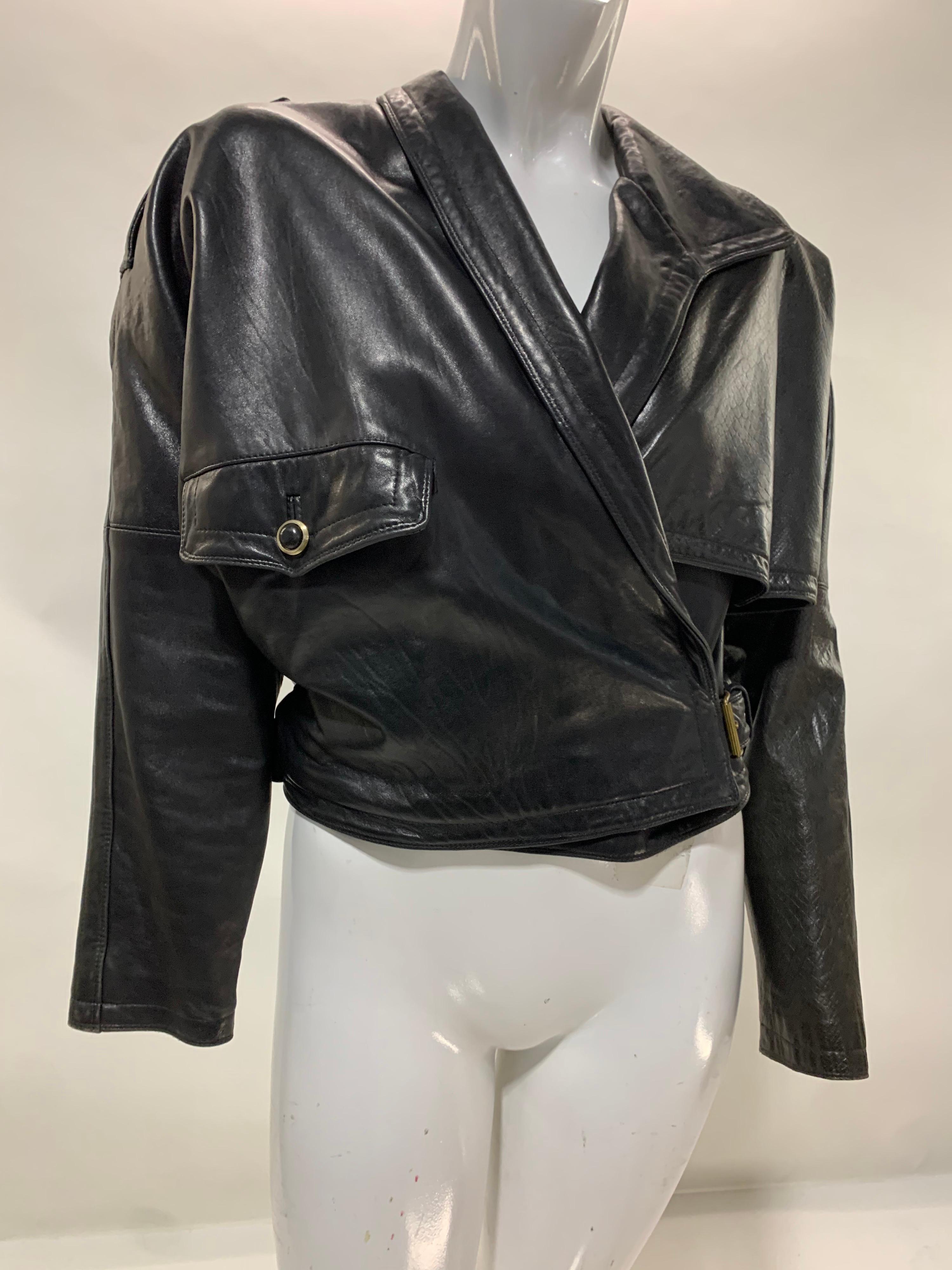 Gianni Versace de los 80 Chaqueta de cuero negro de gran tamaño con cinturón lateral 1