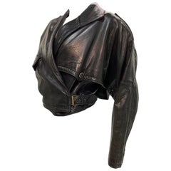 Gianni Versace de los 80 Chaqueta de cuero negro de gran tamaño con cinturón lateral