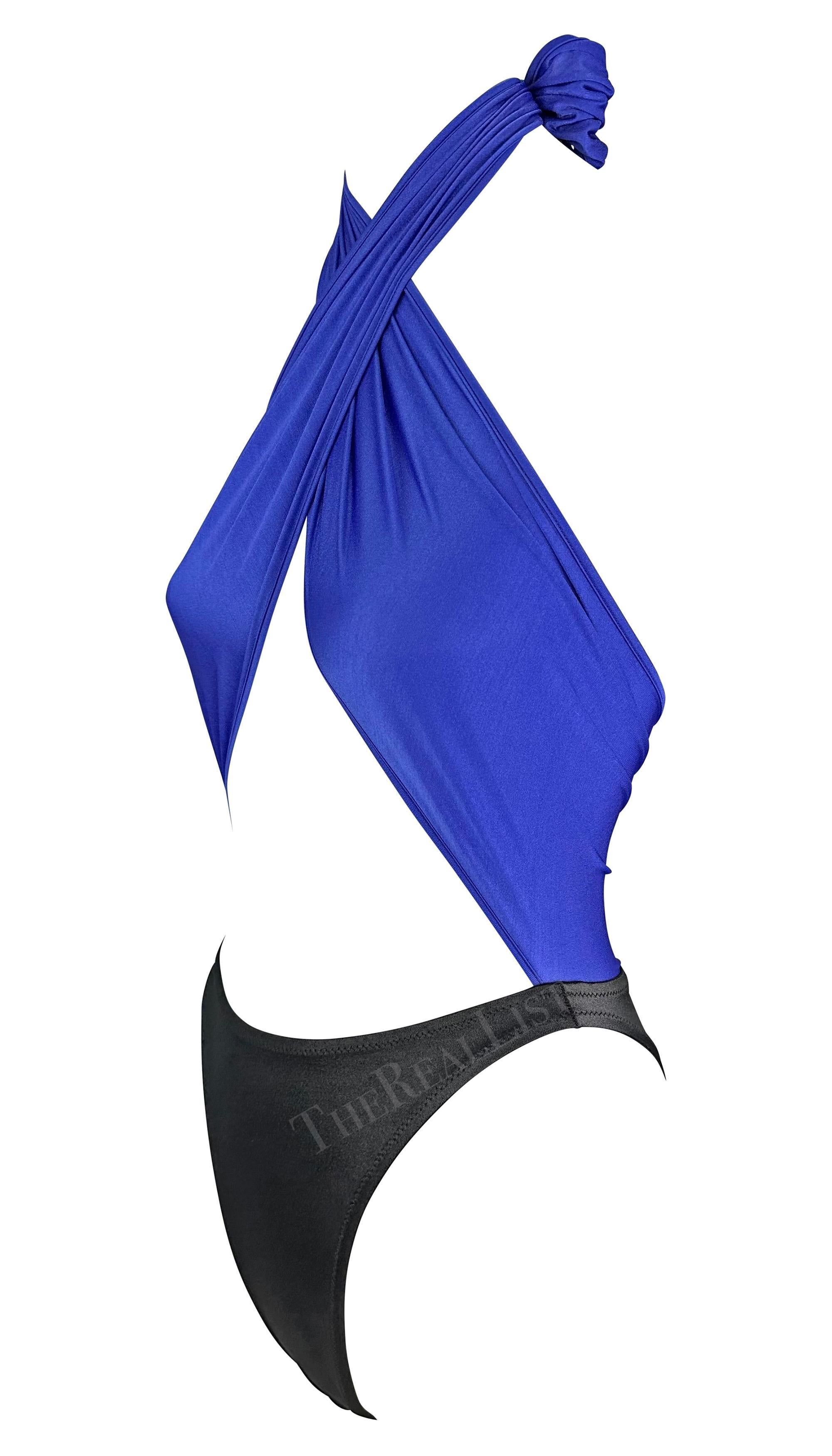 Ich präsentiere einen fabelhaften einteiligen Badeanzug in Schwarz und Lila von Gianni Versace, entworfen von Gianni Versace. Dieser ultra-sexy Einteiler aus den 1980er Jahren hat eine schwarze, hoch taillierte Hose mit einem lilafarbenen Block, der