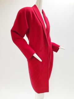 Manteau en laine rouge primaire Gianni Versace des années 1980 avec détails de surpiqûres angulaires en trapunto
