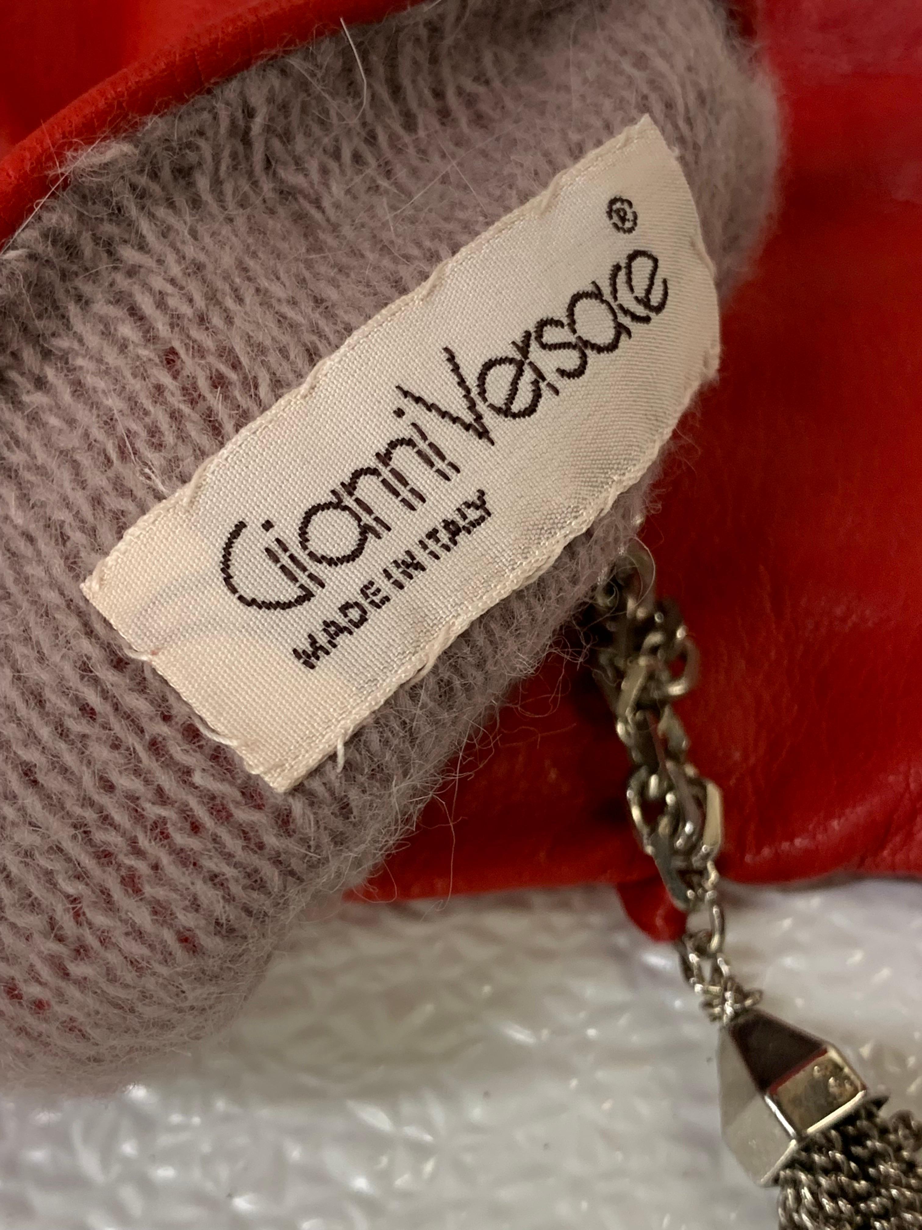 1980er Gianni Versace Rote Kid Lederhandschuhe mit Kaschmirfutter und Quastenkette und Quaste  im Angebot 1