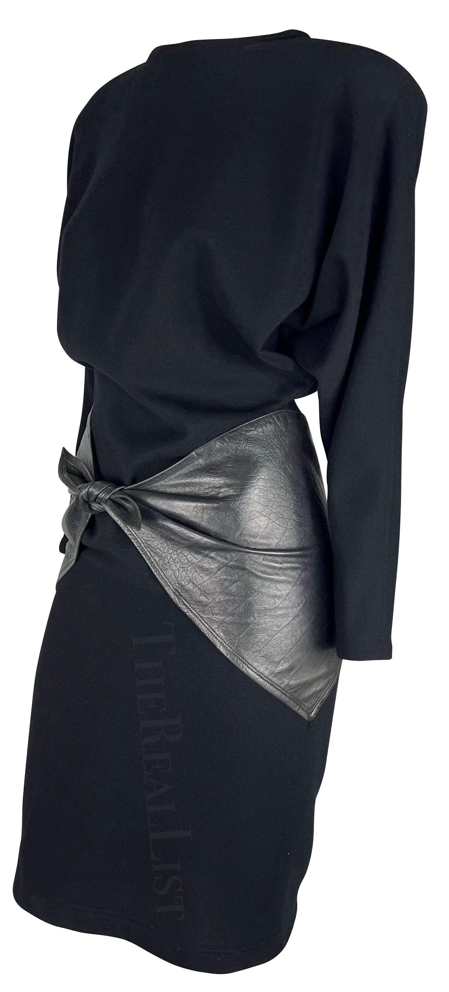 Présentation d'une robe Gianni Versace en maille noire et cuir, dessinée par Gianni Versace. Datant des années 1980 glamour, cette robe exquise à manches longues adopte l'esthétique caractéristique de l'époque avec des épaulettes intégrées et un